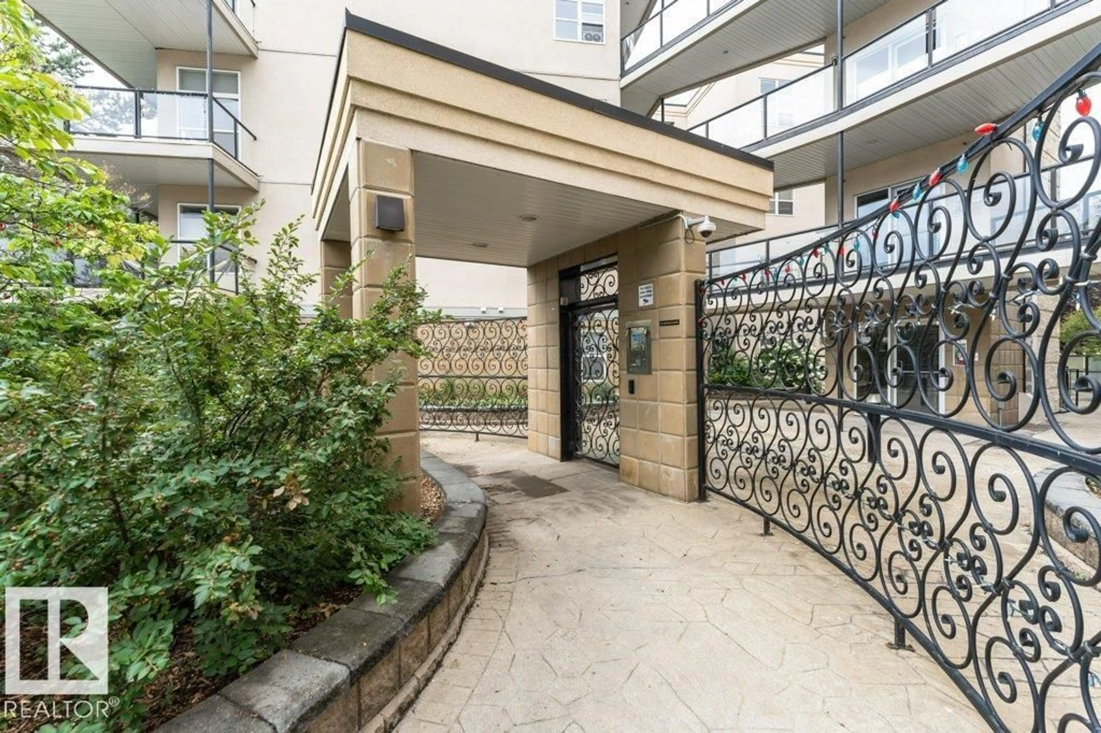 Patio, street for 418 9804 101 ST NW, Edmonton Alberta T5K2X3