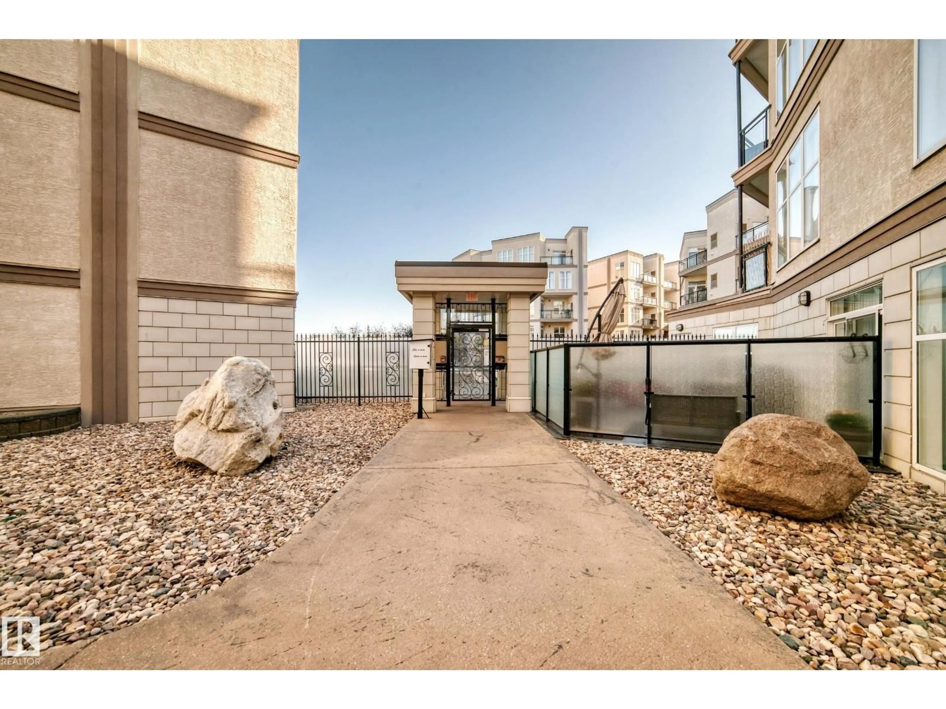 Indoor foyer for 152 - 4827 104A ST, Edmonton Alberta T6H0K4