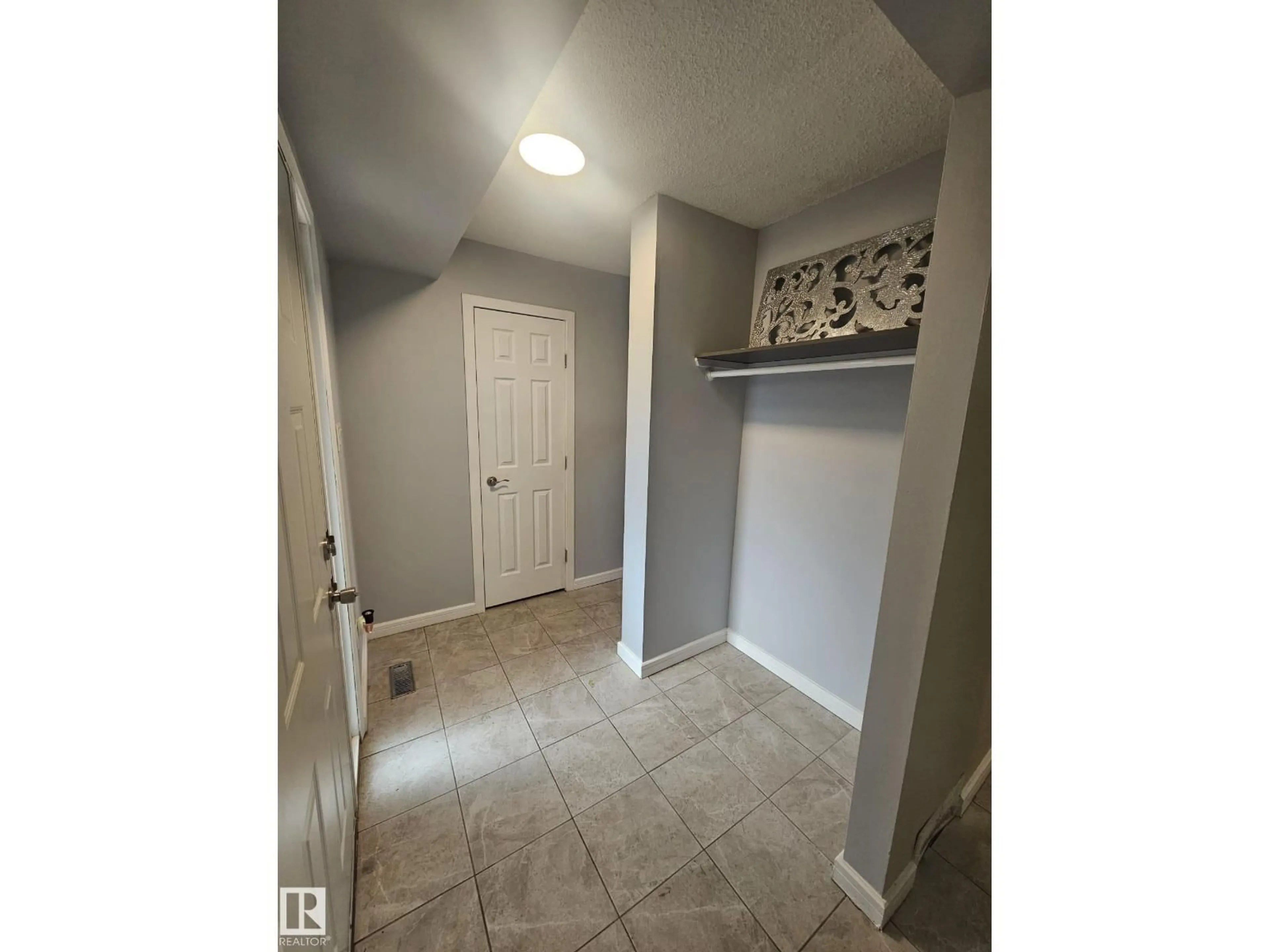 Indoor entryway for 6010 MILL WOODS RD S, Edmonton Alberta T6L1N5