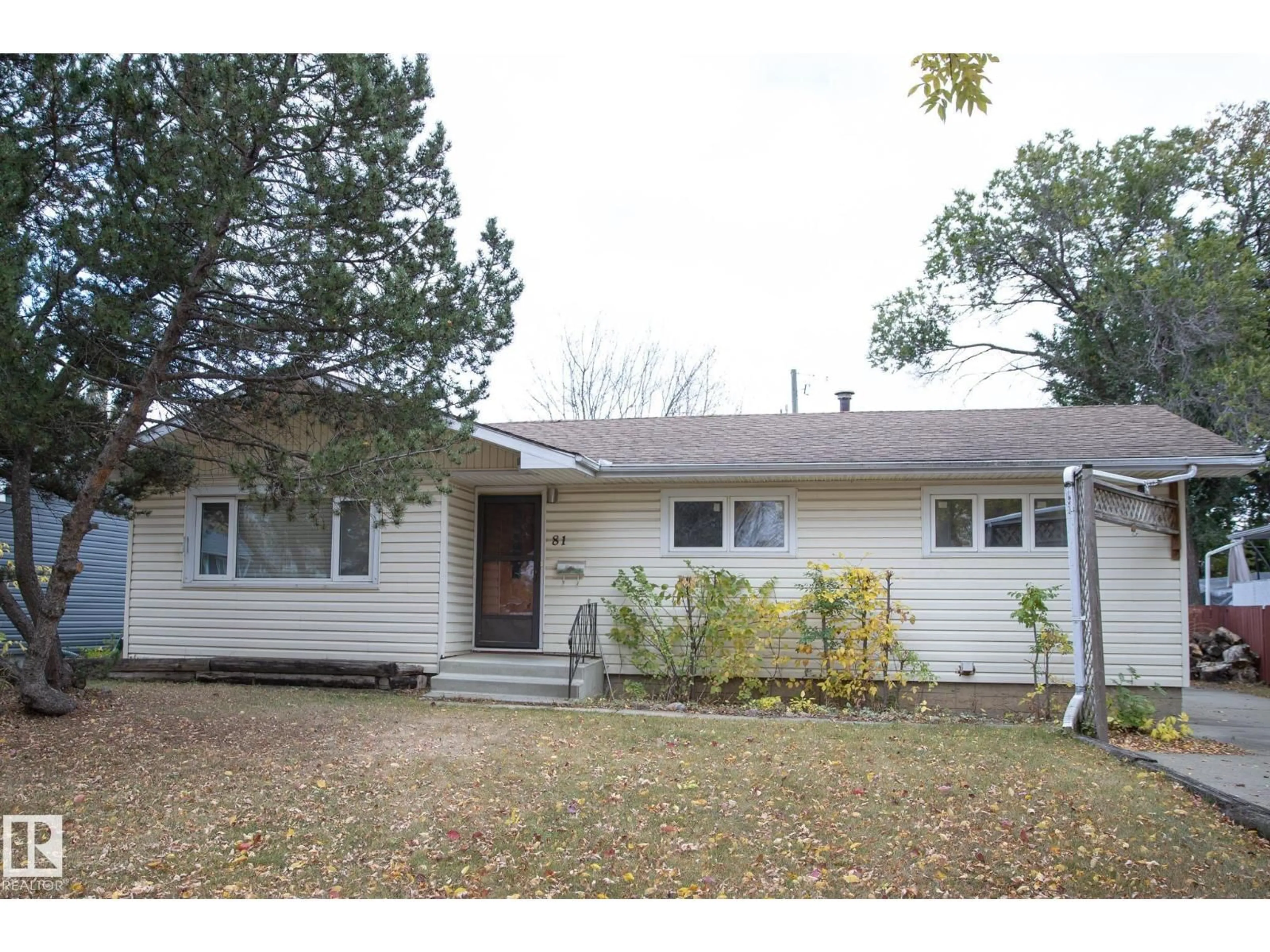 Home with vinyl exterior material, street for 81 SUNSET BV, St. Albert Alberta T8N0P2