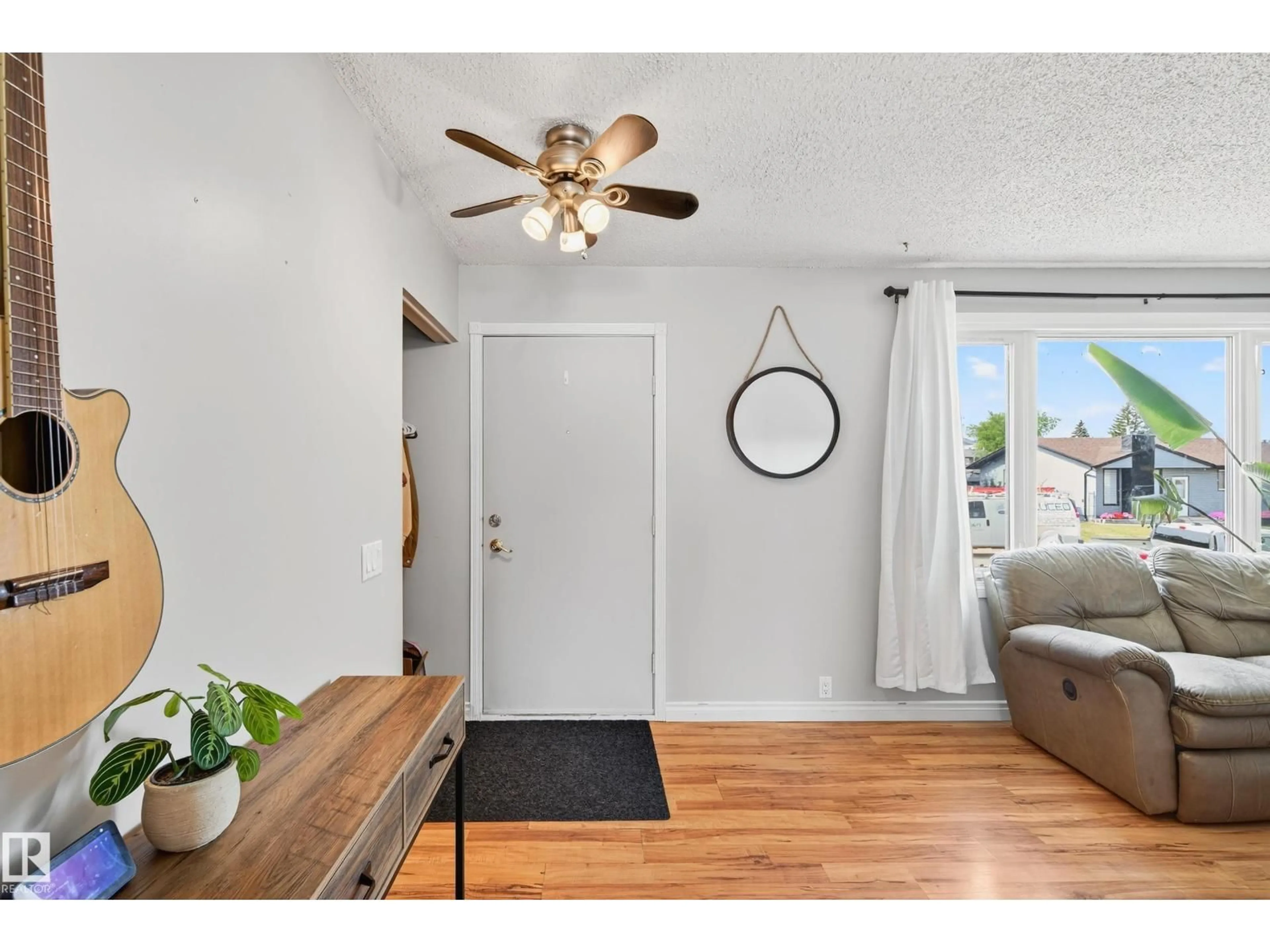 Indoor entryway for NW - 16215 102 ST, Edmonton Alberta T5X2G8