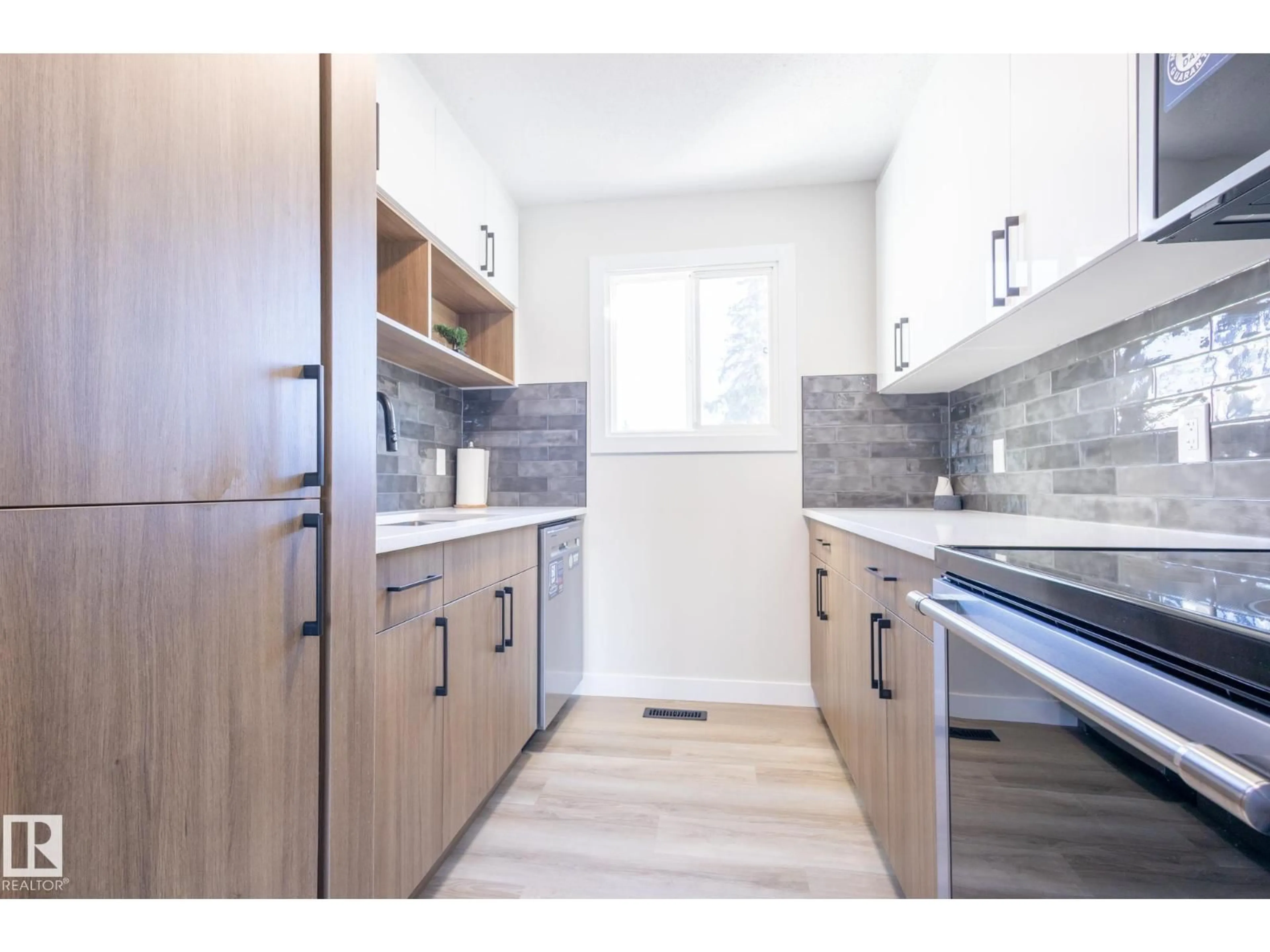 Standard kitchen, wood/laminate floor for 11516 139 AV, Edmonton Alberta T5X3L4