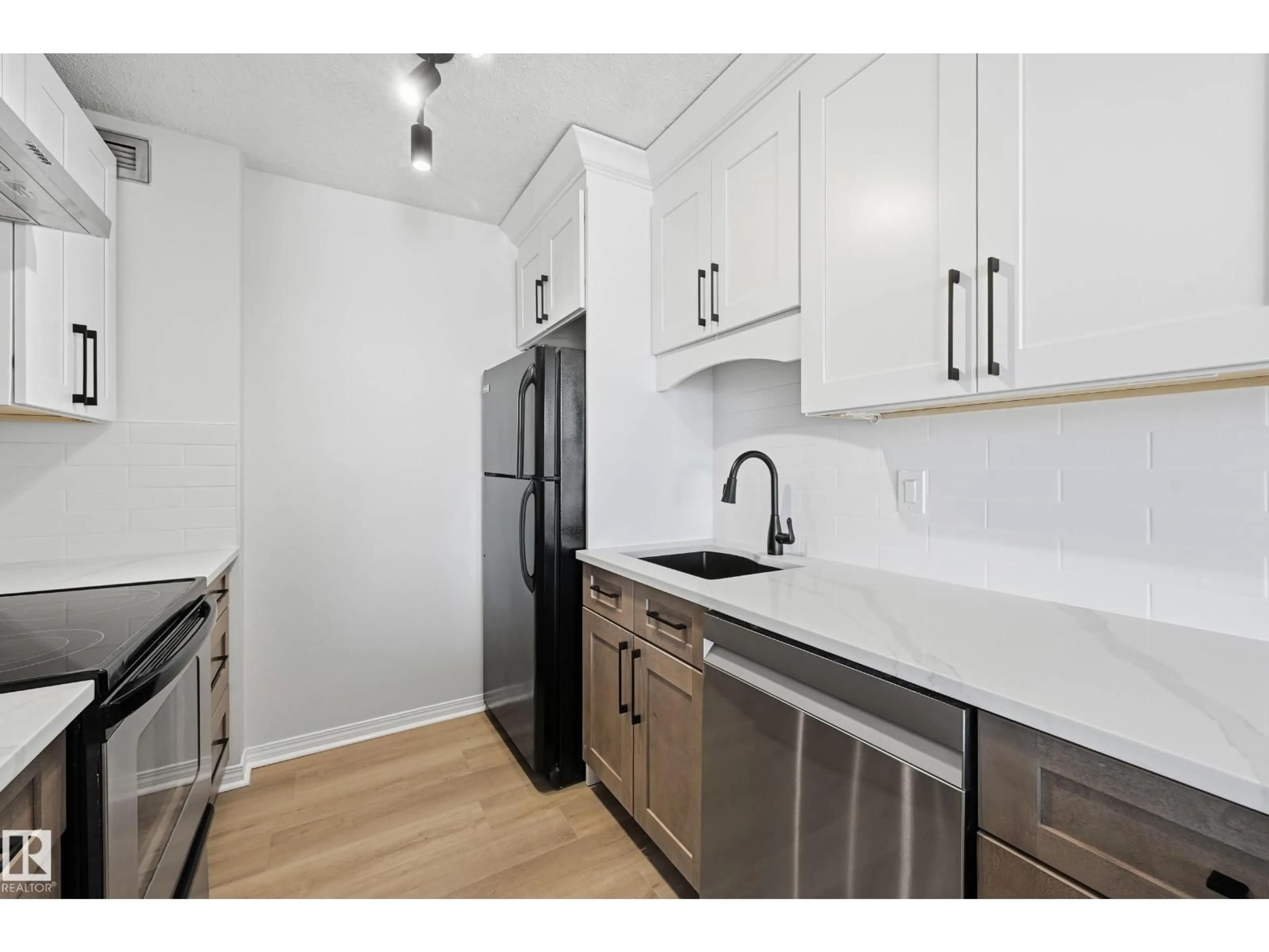 Standard kitchen, unknown for 1607 116 ST, Edmonton Alberta T5K1V4