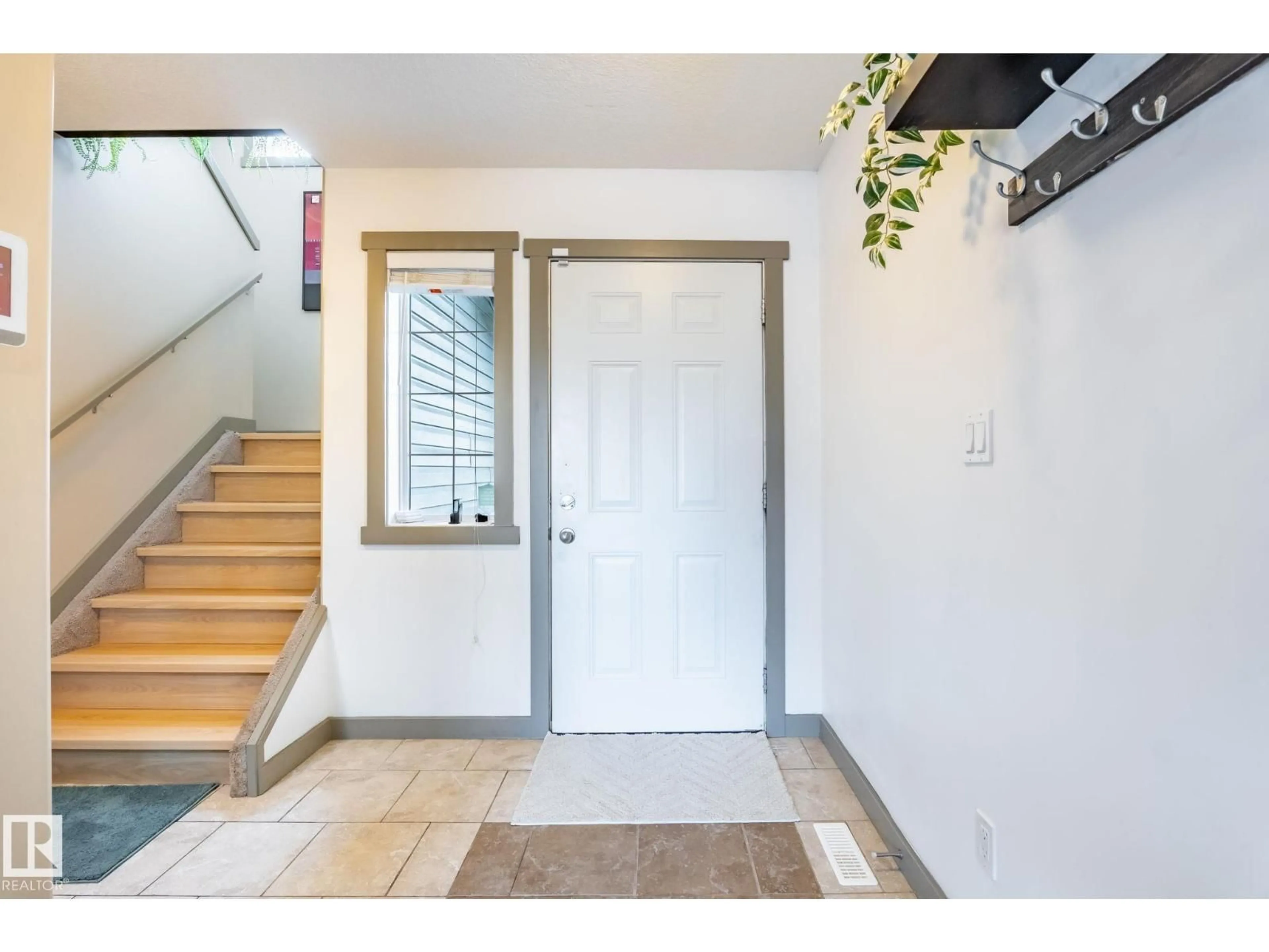 Indoor entryway for 7 SNOWBIRD CRES, Leduc Alberta T9E0H5