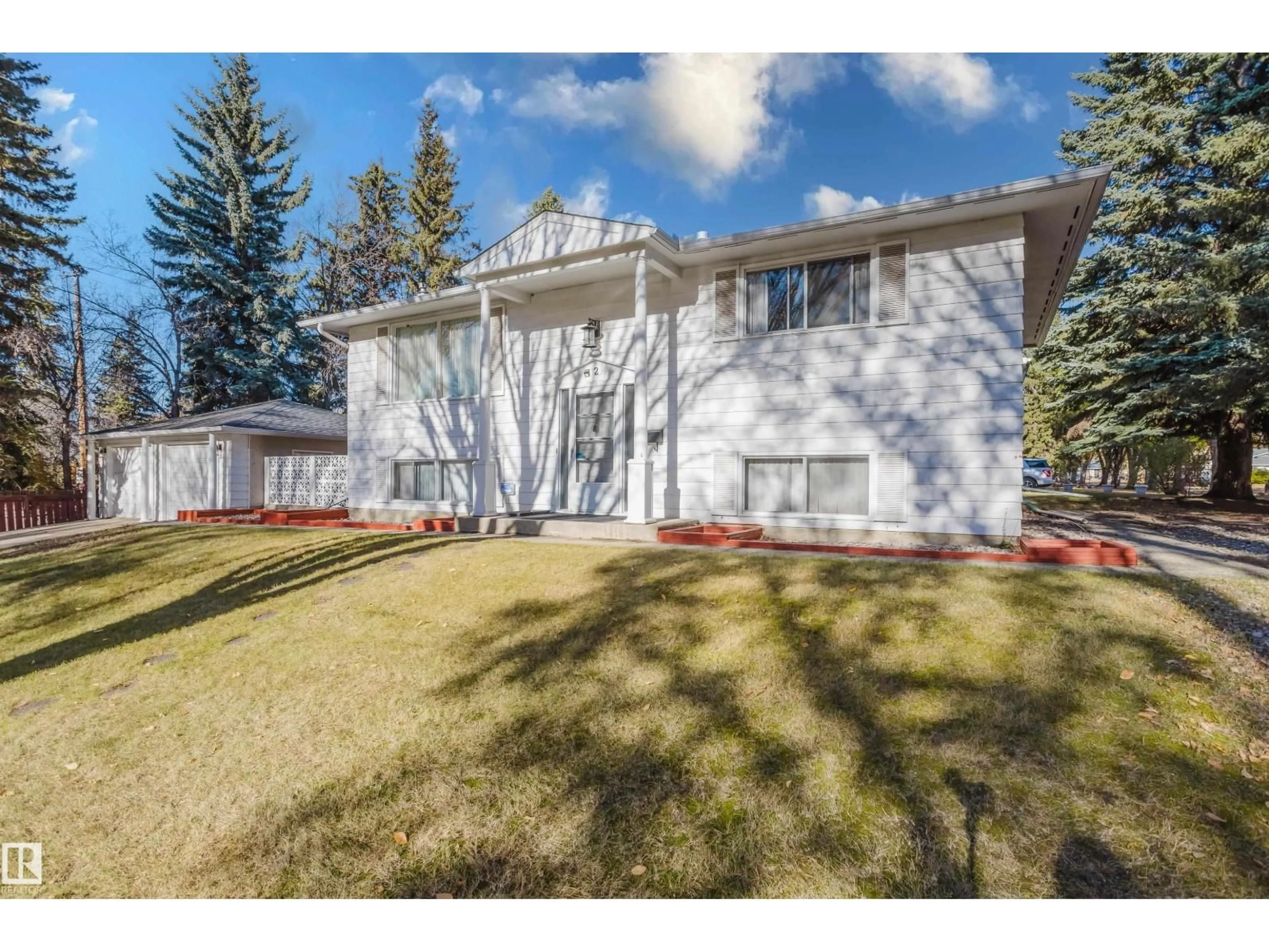 A pic from outside/outdoor area/front of a property/back of a property/a pic from drone, street for 2 FLEETWOOD CR, St. Albert Alberta T8N1R5