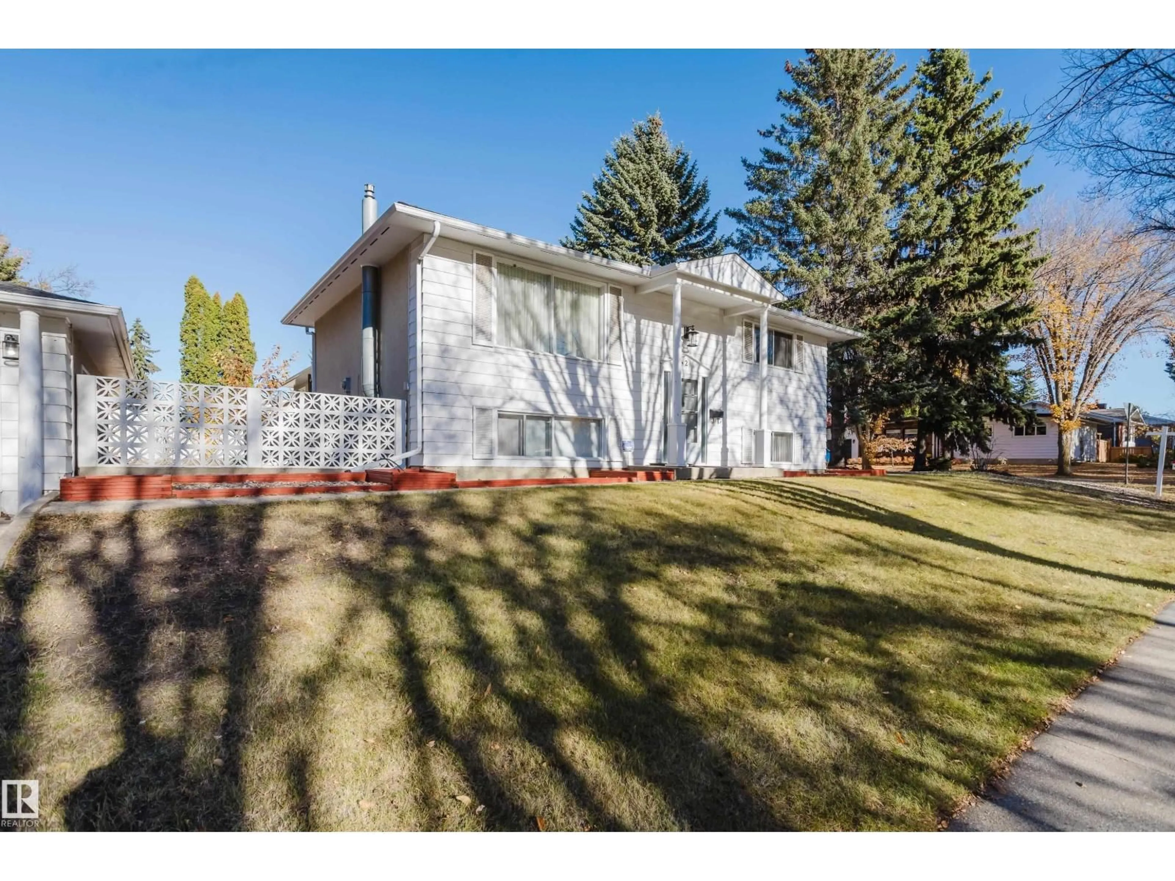 Home with vinyl exterior material, street for 2 FLEETWOOD CR, St. Albert Alberta T8N1R5