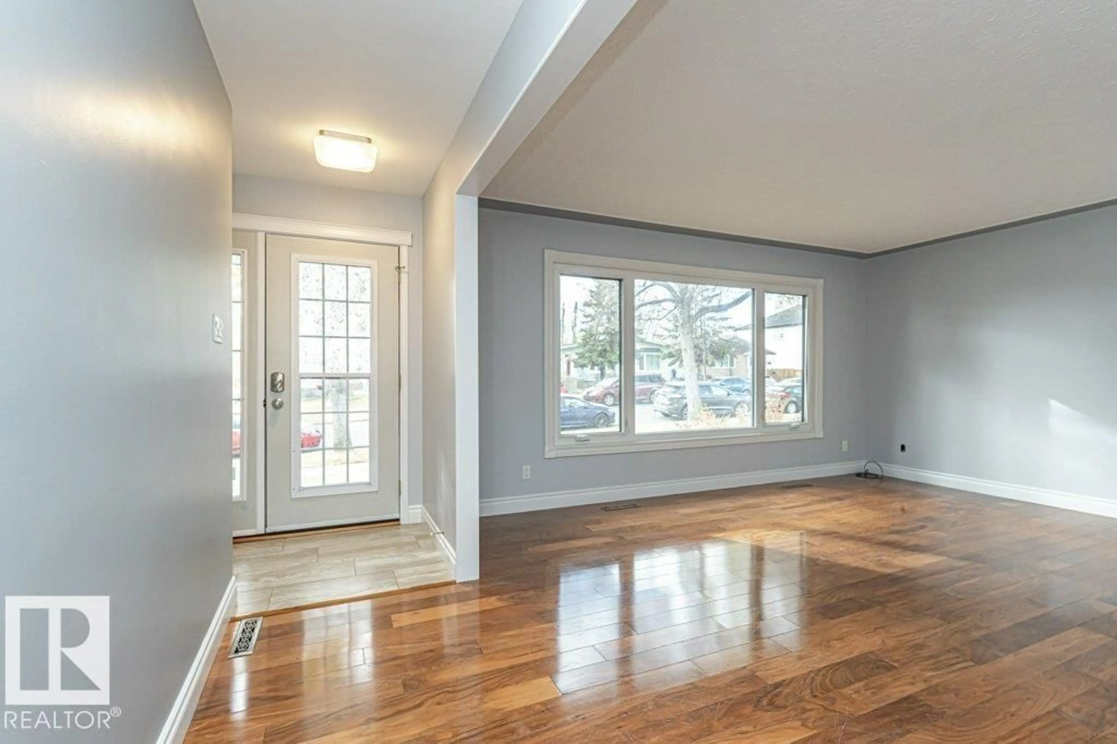 Indoor entryway for 10432 64 AV, Edmonton Alberta T6H1S7