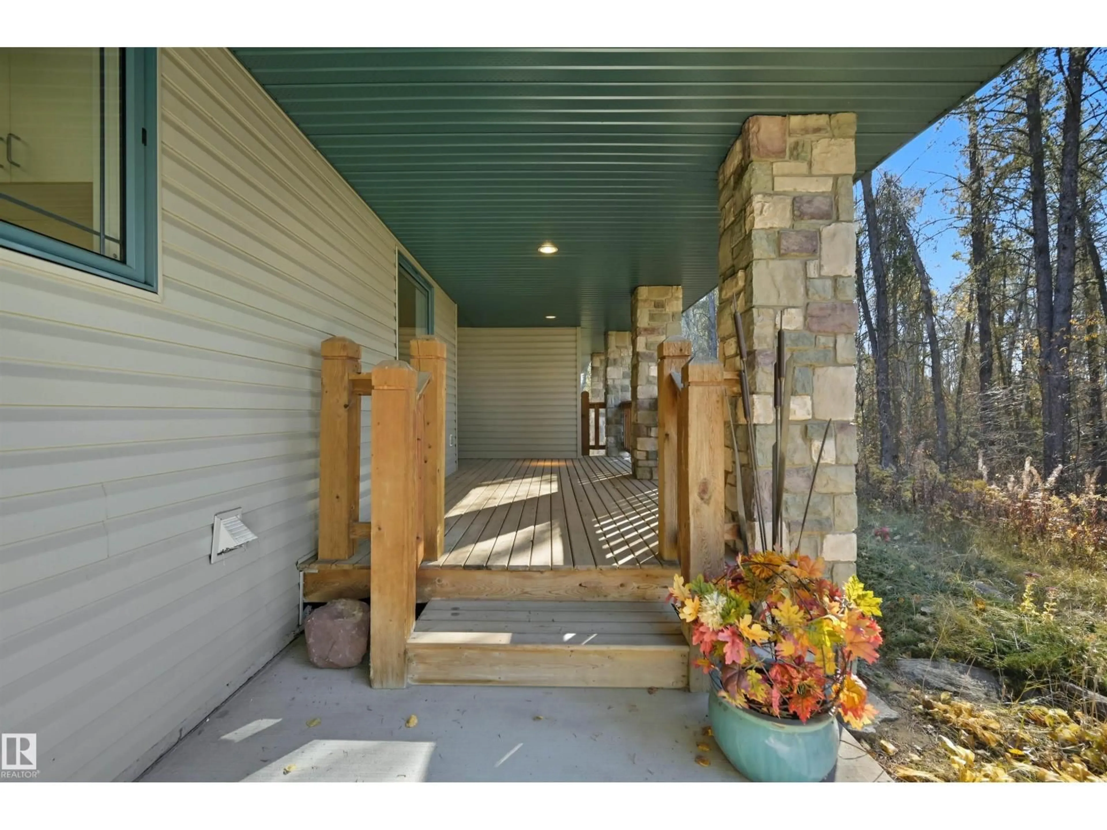 Indoor entryway for 26213 - 27 TWP ROAD 512, Rural Parkland County Alberta T7Y1C6