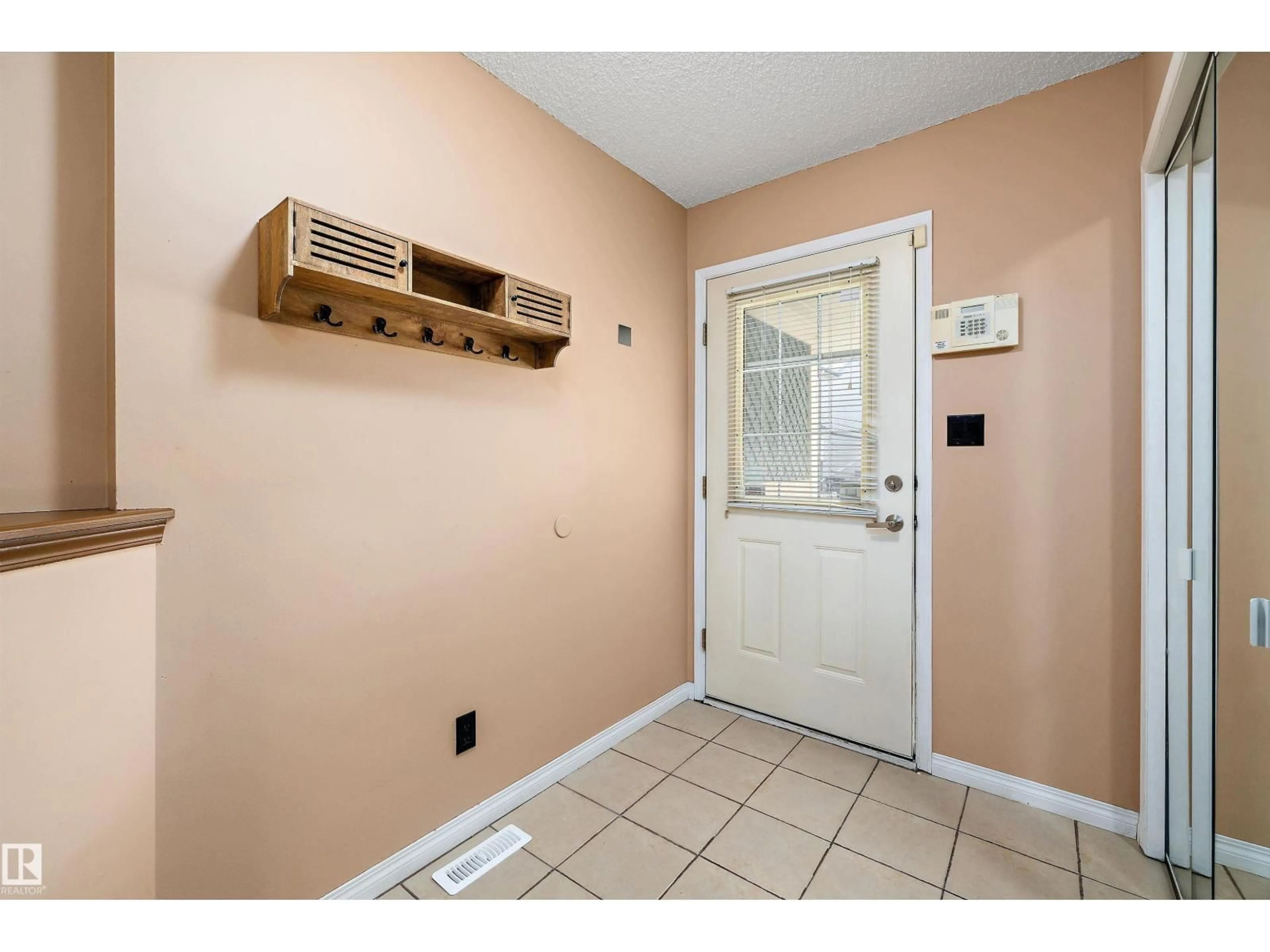 Indoor entryway for #8 - 300 HOOPER CR, Edmonton Alberta T5A5B3