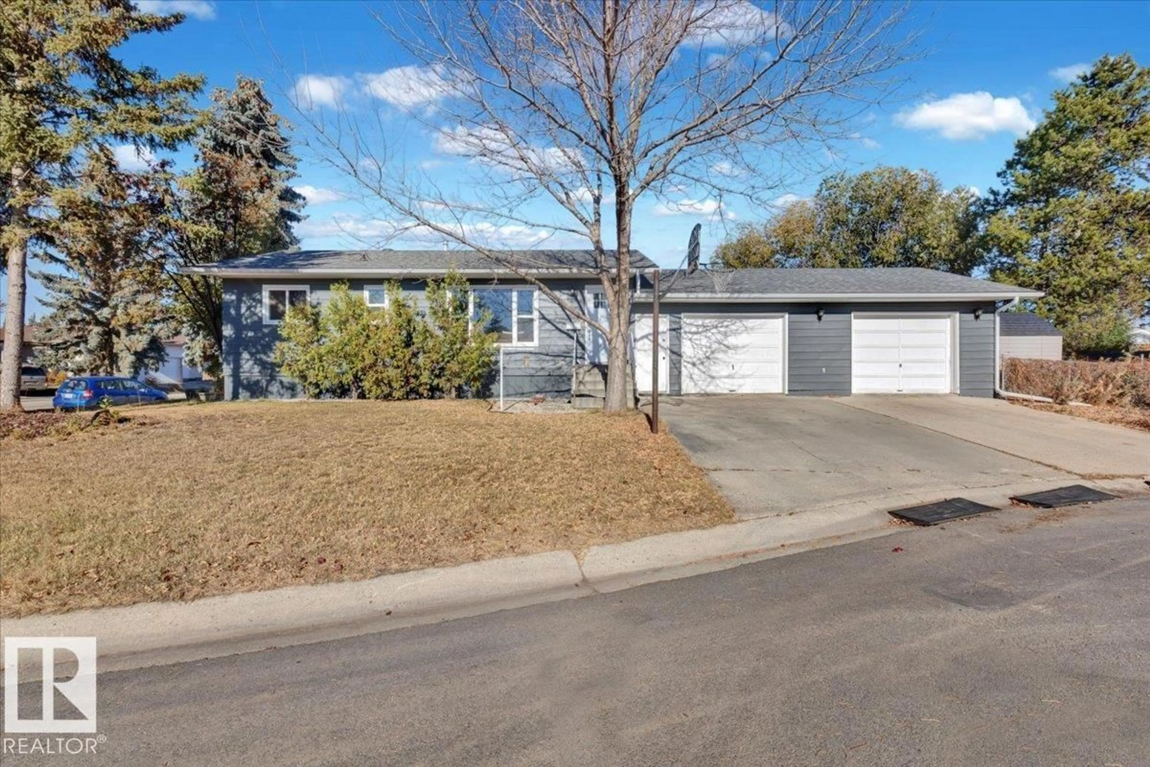 Home with vinyl exterior material, street for 6 GLENDALE CR, Stony Plain Alberta T7Z1A8