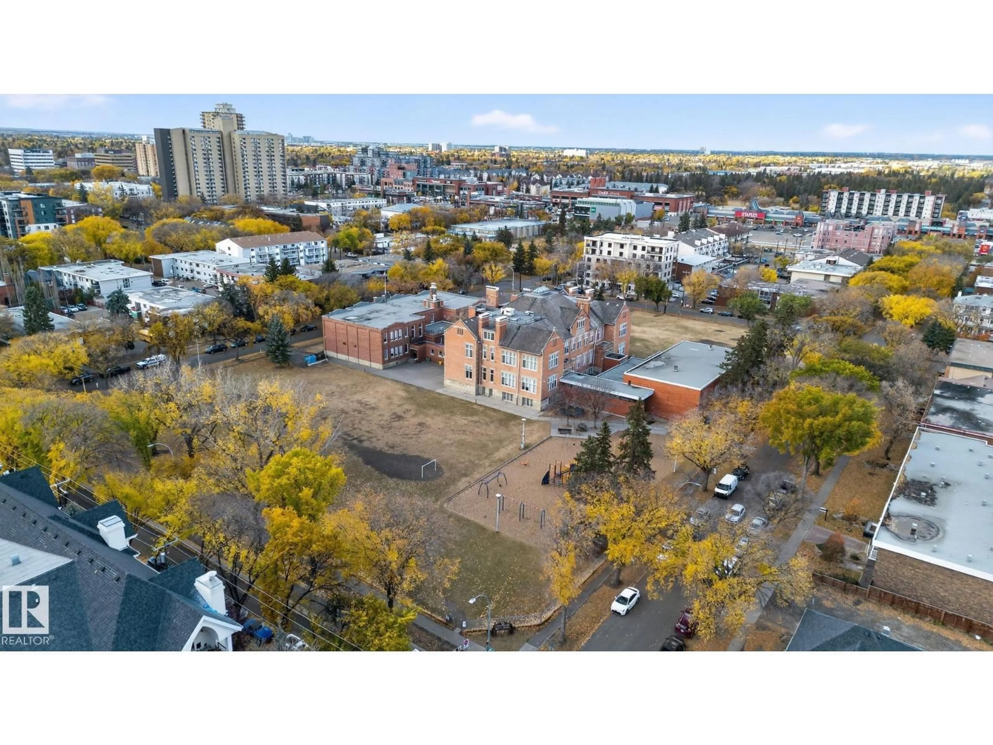 A pic from outside/outdoor area/front of a property/back of a property/a pic from drone, unknown for 1701 - 10150 117 ST, Edmonton Alberta T5K2J2
