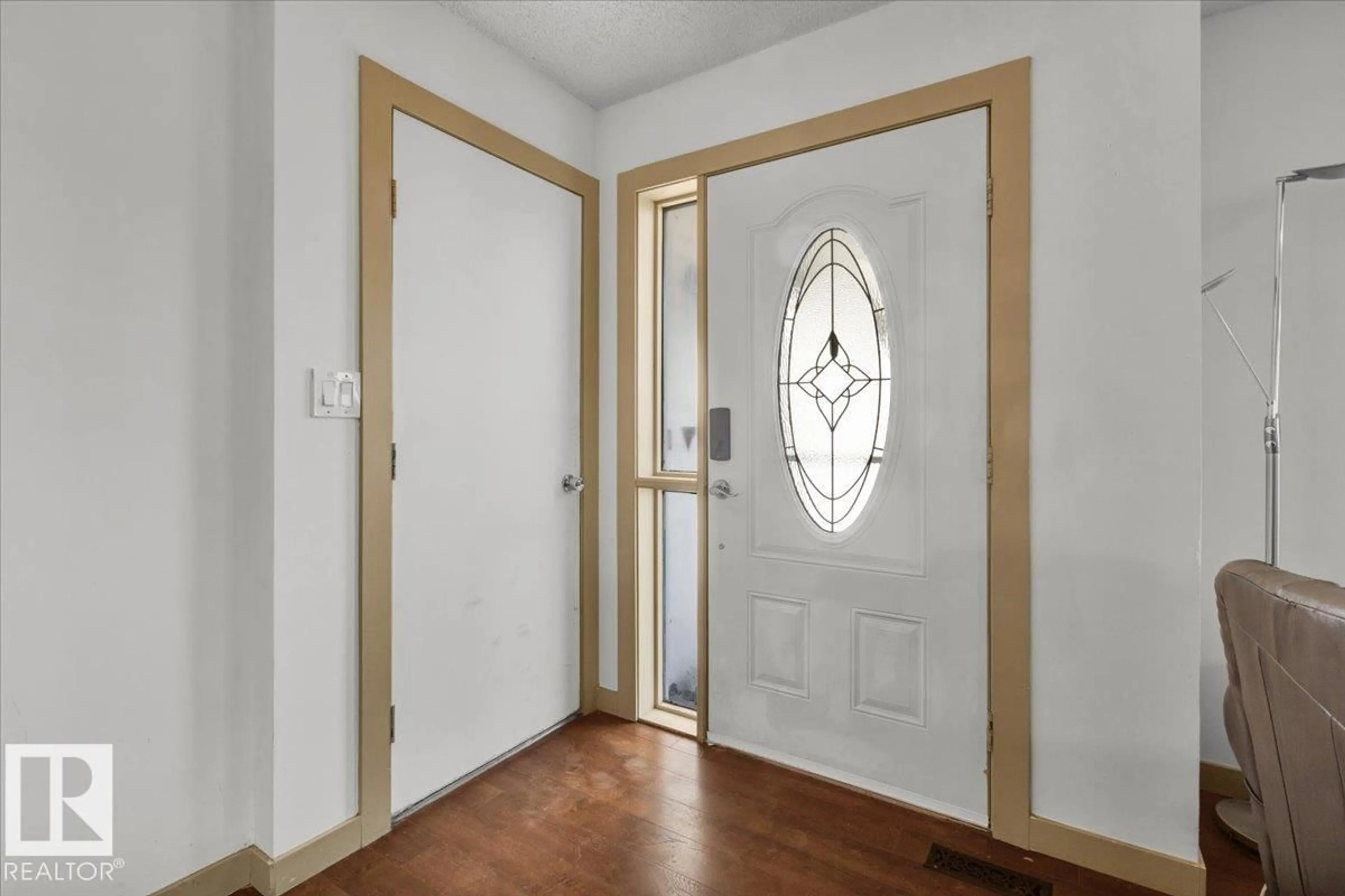 Indoor entryway for 3736 48 ST, Edmonton Alberta T6L3T3