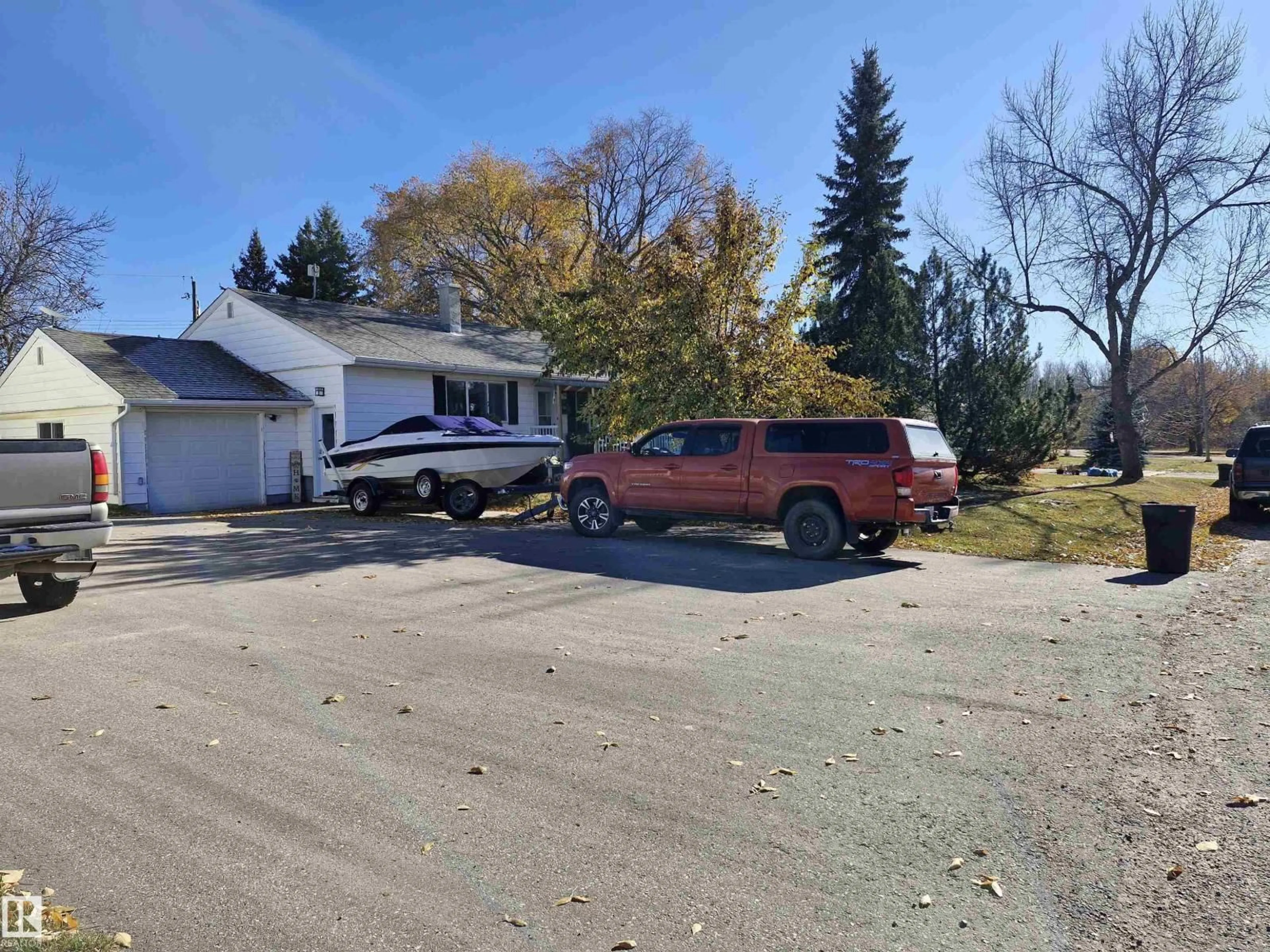 A pic from outside/outdoor area/front of a property/back of a property/a pic from drone, street for 4818 32 ST, Rural Wetaskiwin County Alberta T0C2V0