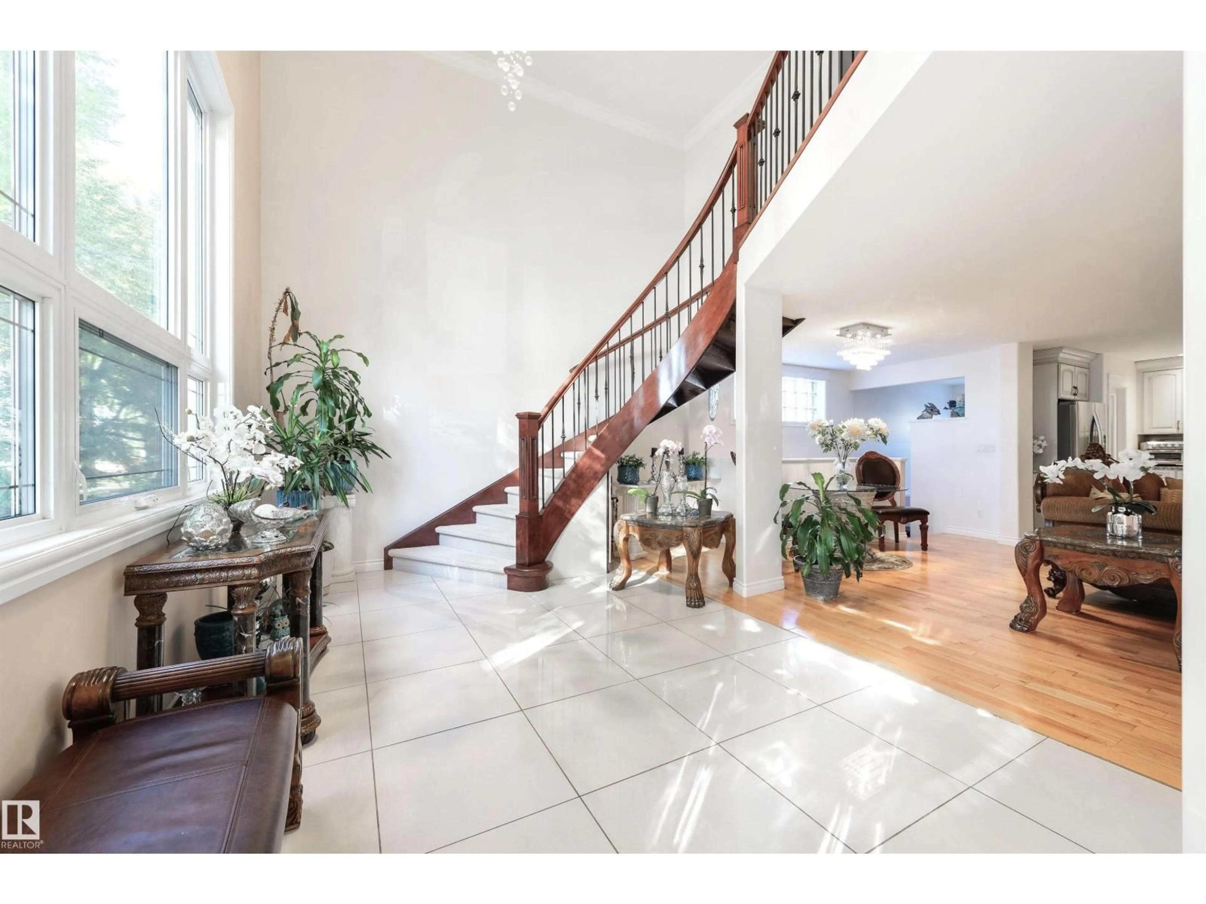 Indoor foyer for 9720 65 AV, Edmonton Alberta T6E0K6