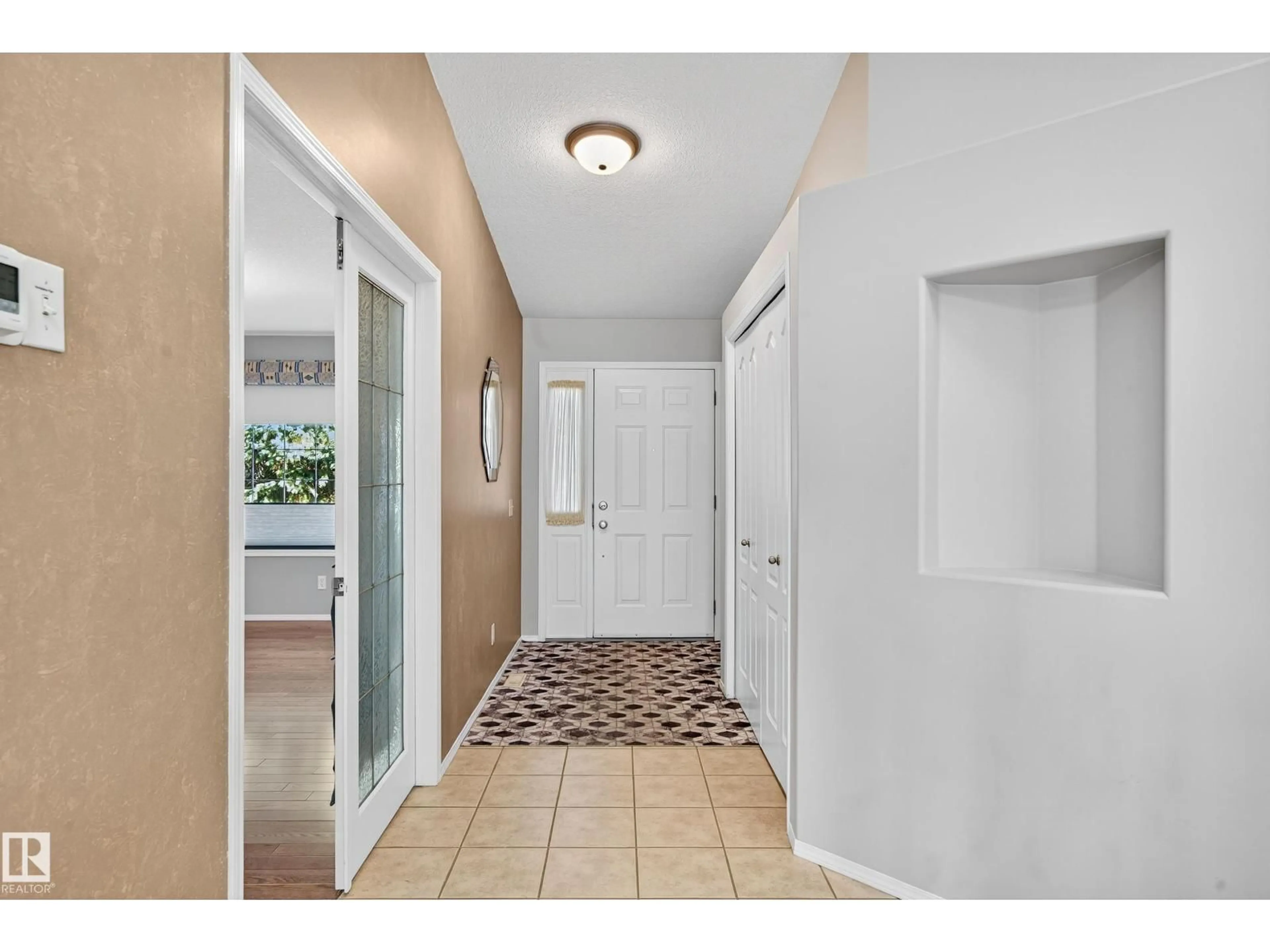 Indoor entryway for 9 - 4 DECHENE RD NW, Edmonton Alberta T6M2V1