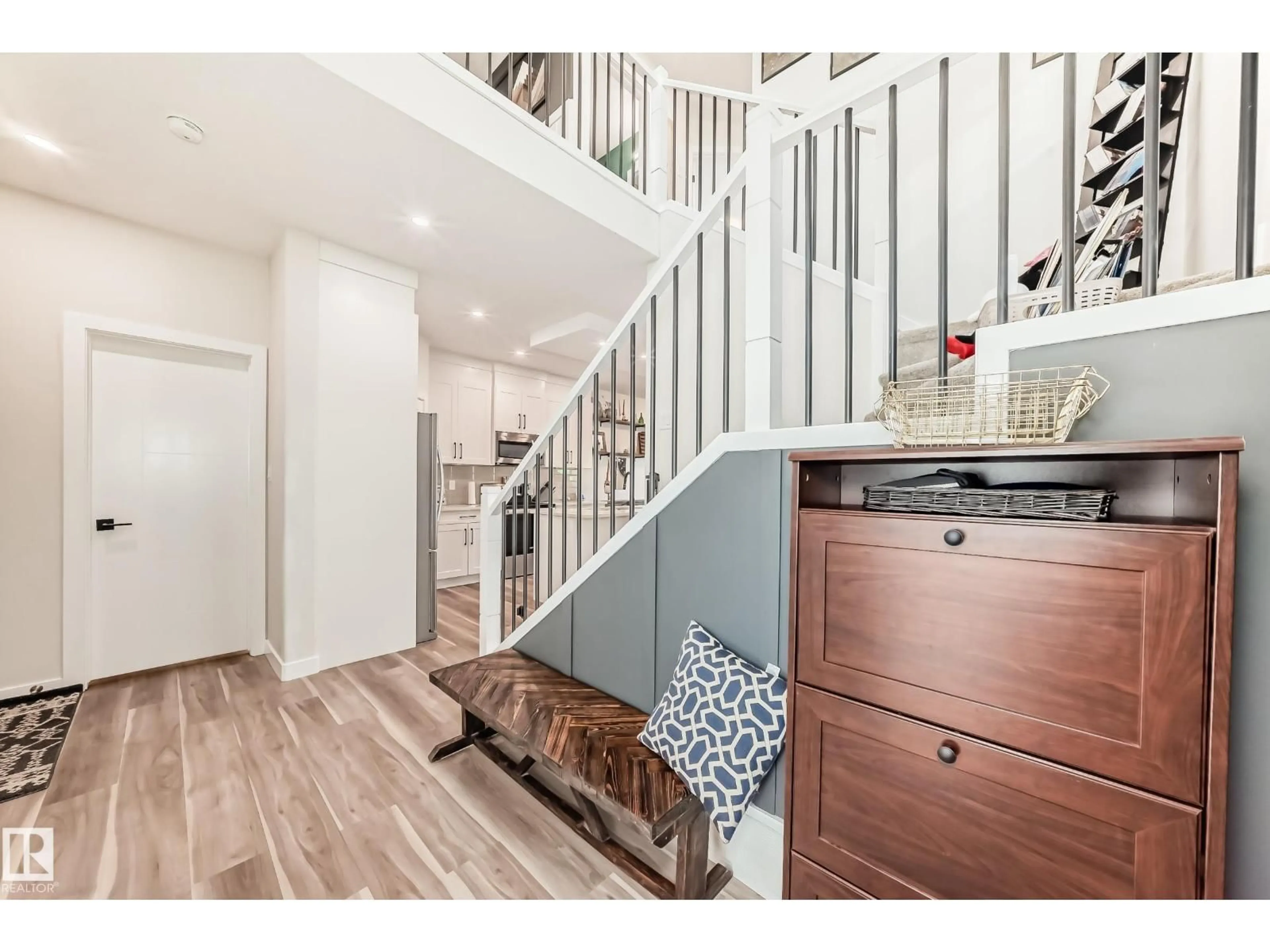 Indoor entryway for 104 WILLOW LI, Fort Saskatchewan Alberta T8L0W8