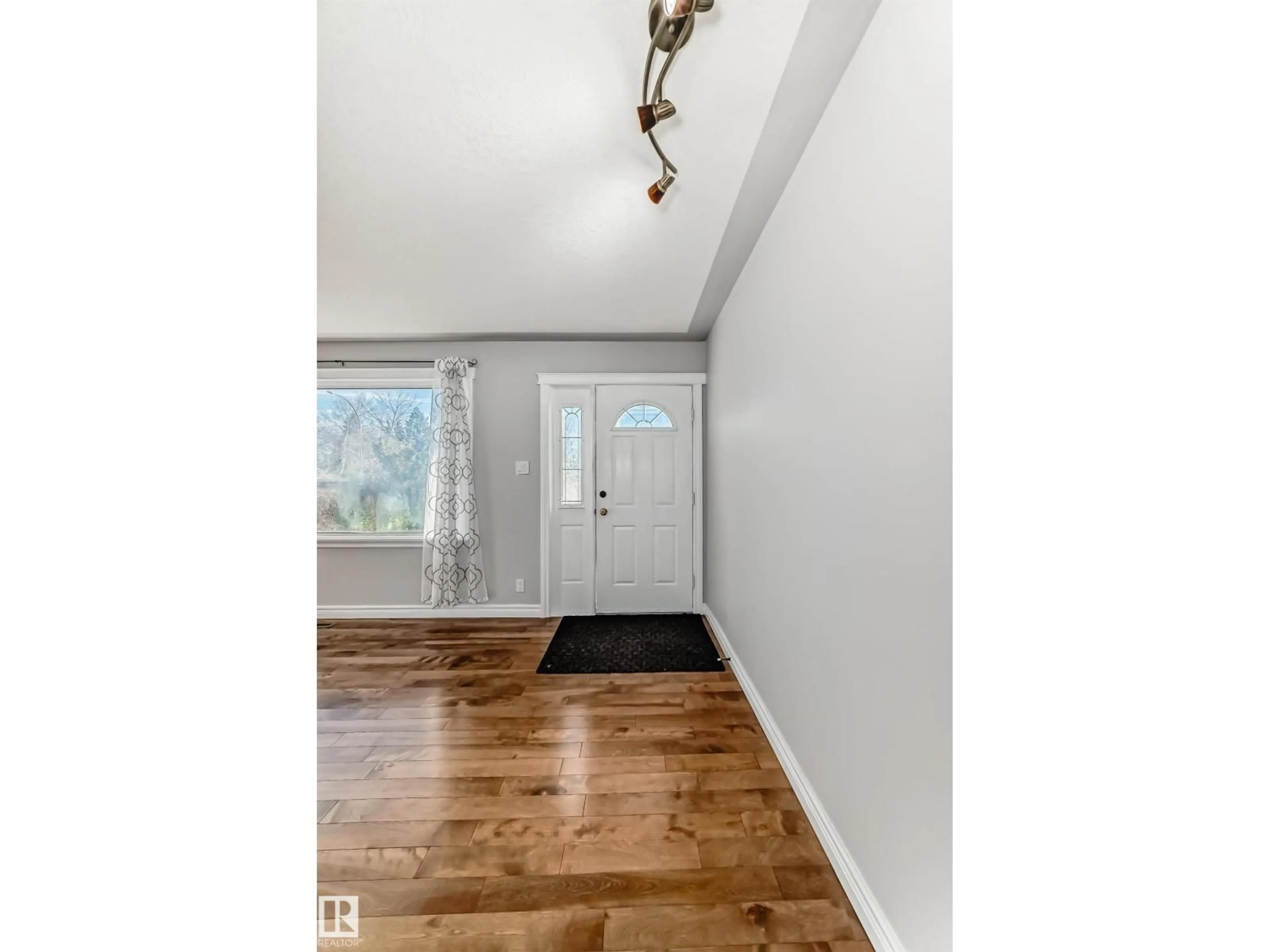 Indoor entryway for 12920 93 ST, Edmonton Alberta T5E3T2