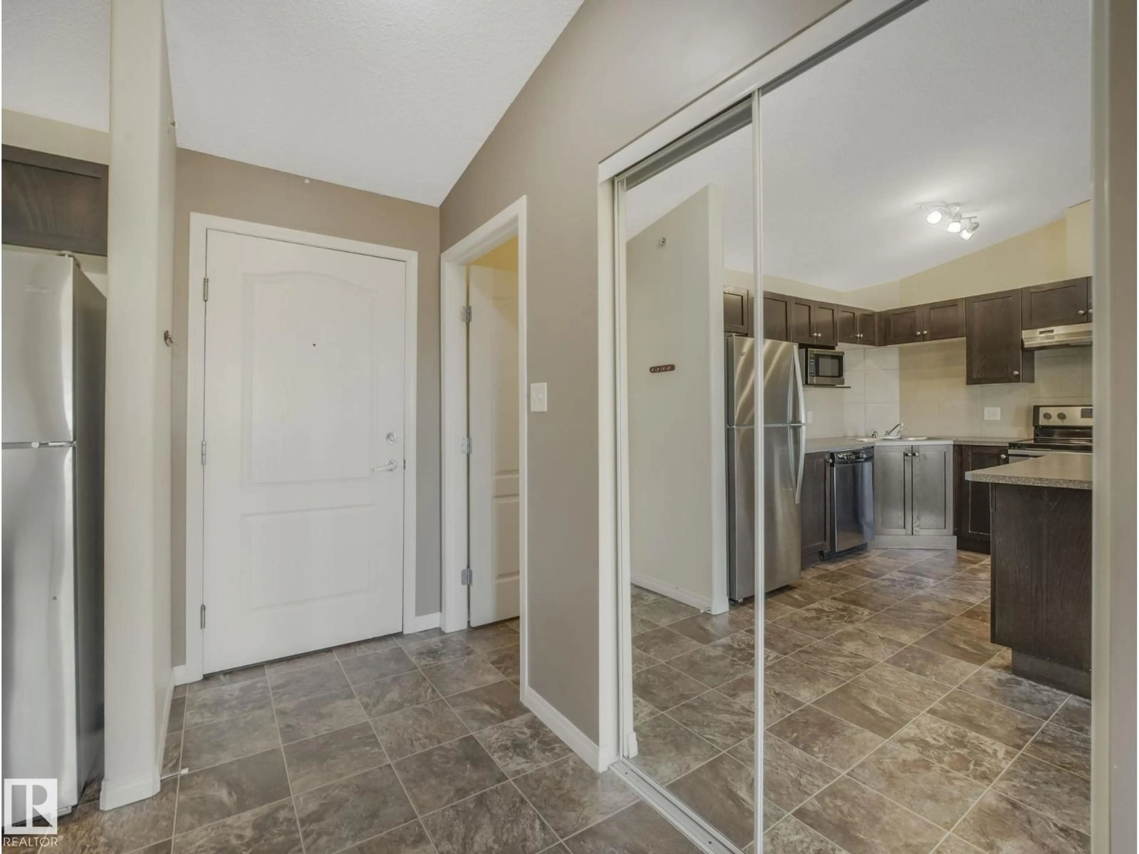 Indoor entryway for #423 - 1520 HAMMOND GATE, Edmonton Alberta T6M0J4