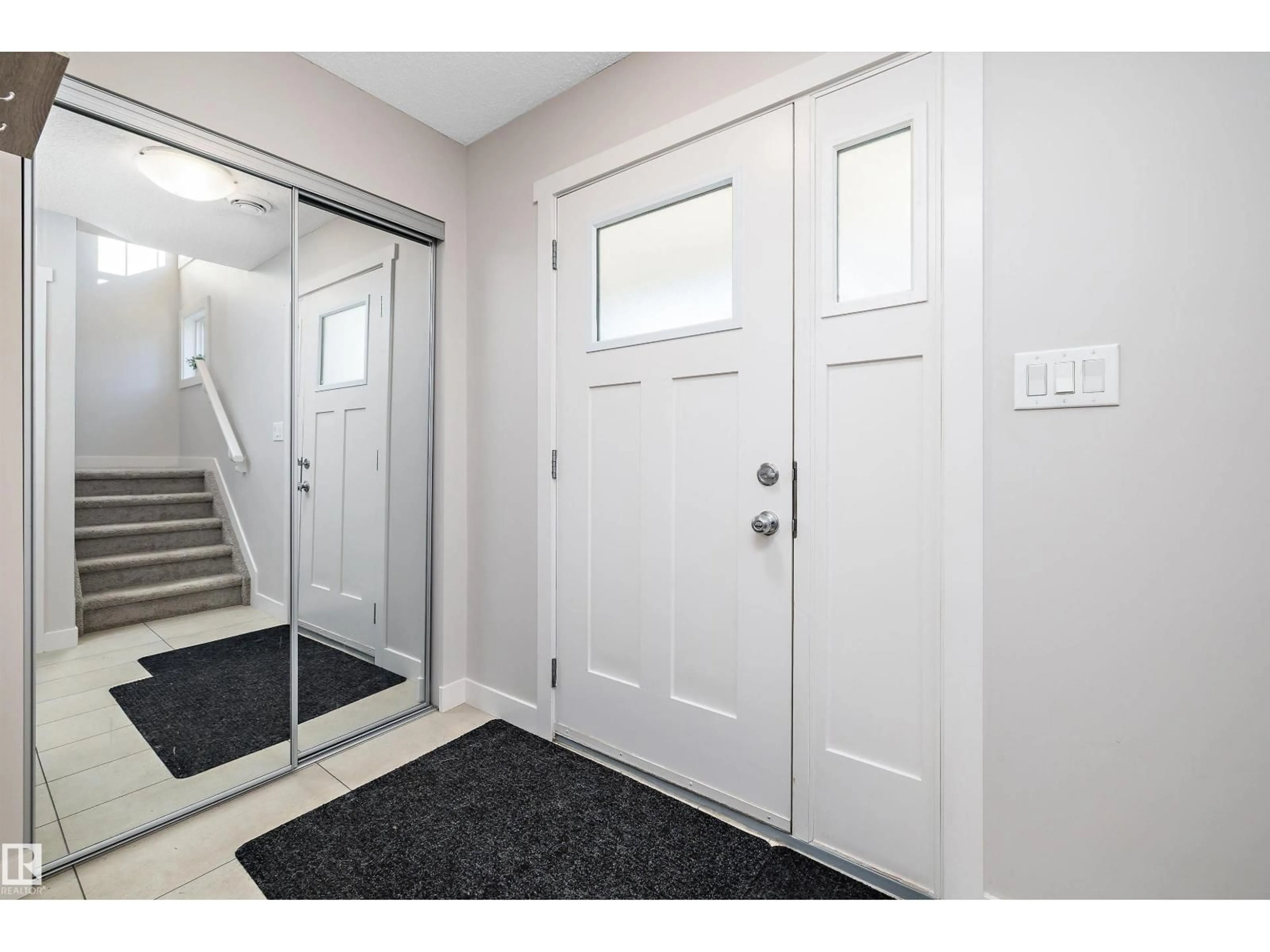 Indoor entryway for 61 165 CY BECKER BV, Edmonton Alberta T5Y6M1