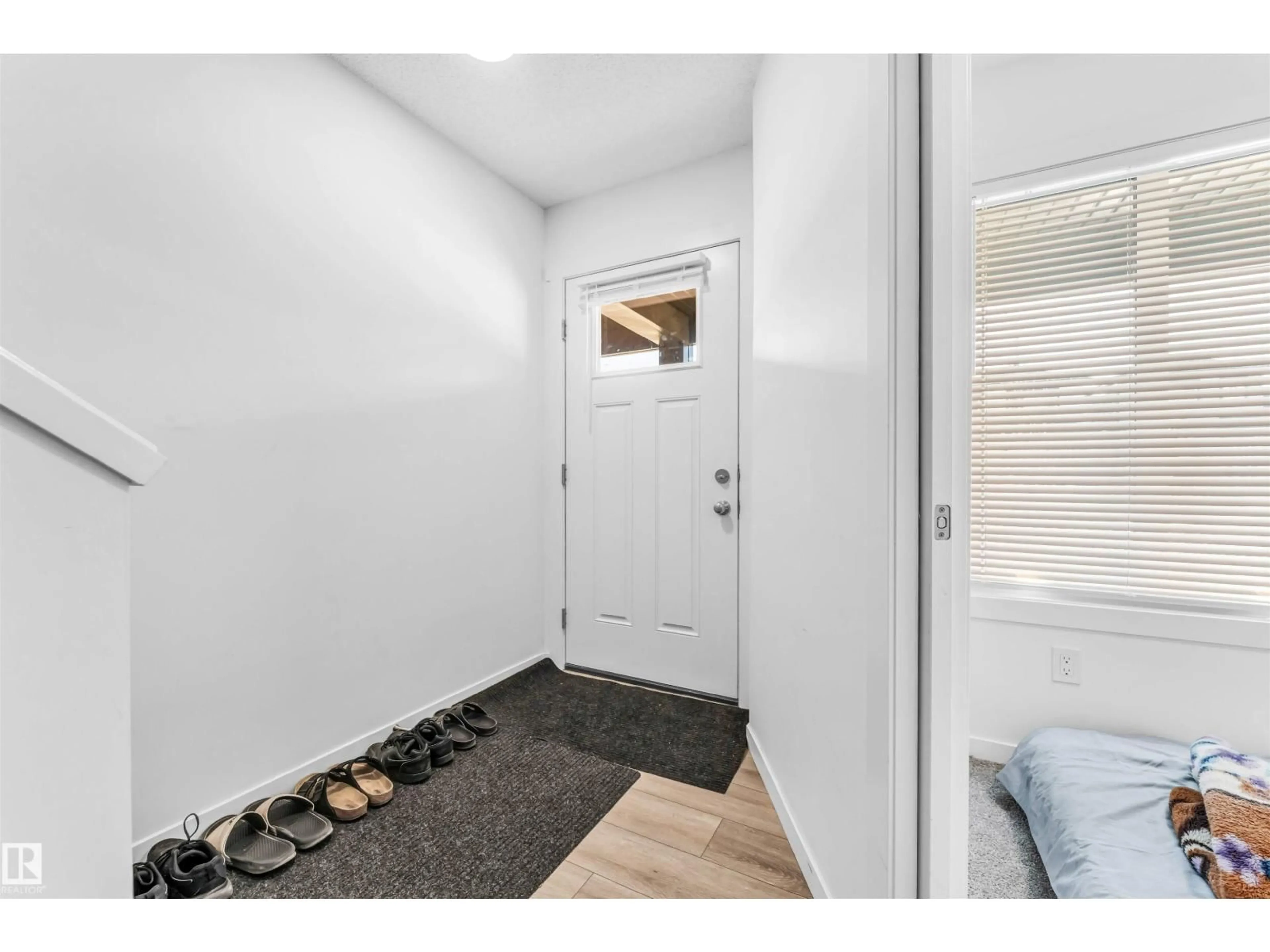 Indoor entryway for 1106 ASTER BV, Edmonton Alberta T6T2V2