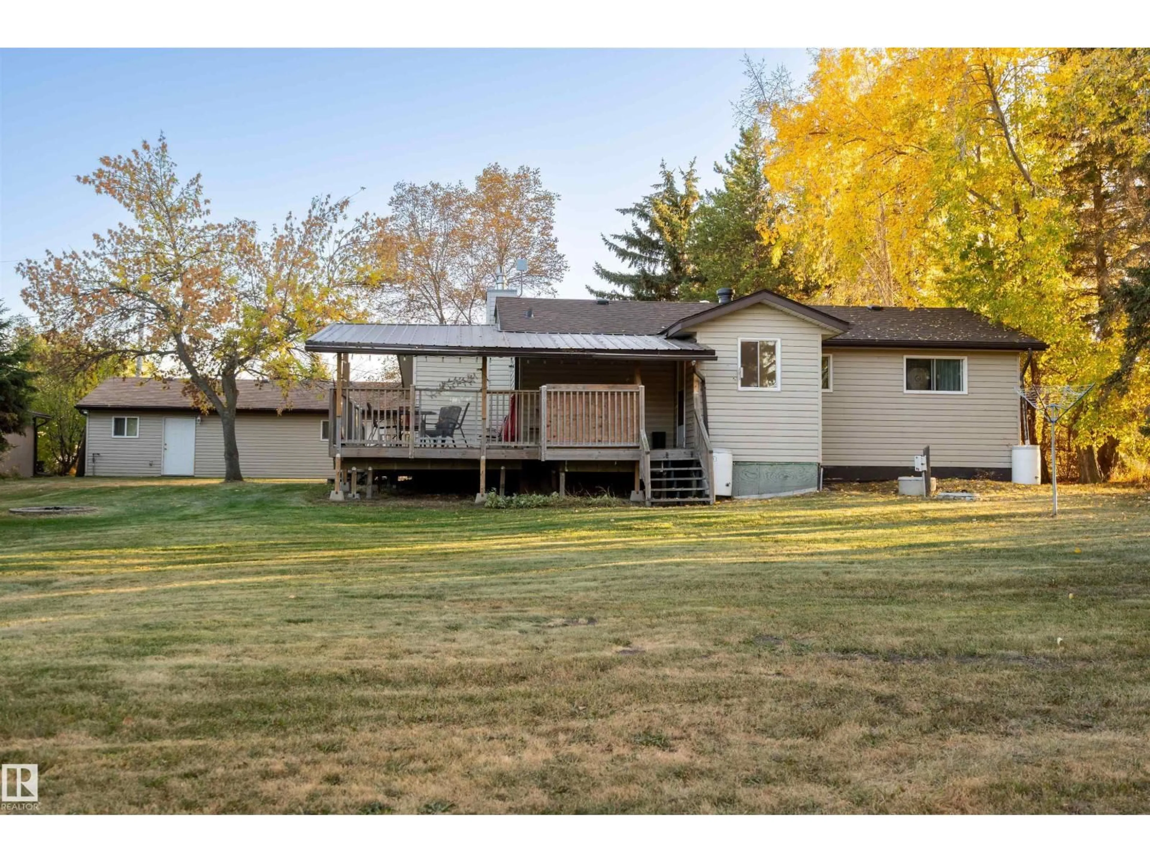 Home with vinyl exterior material, unknown for 62 BUSKMOSE DR, Rural Wetaskiwin County Alberta T0C2V0