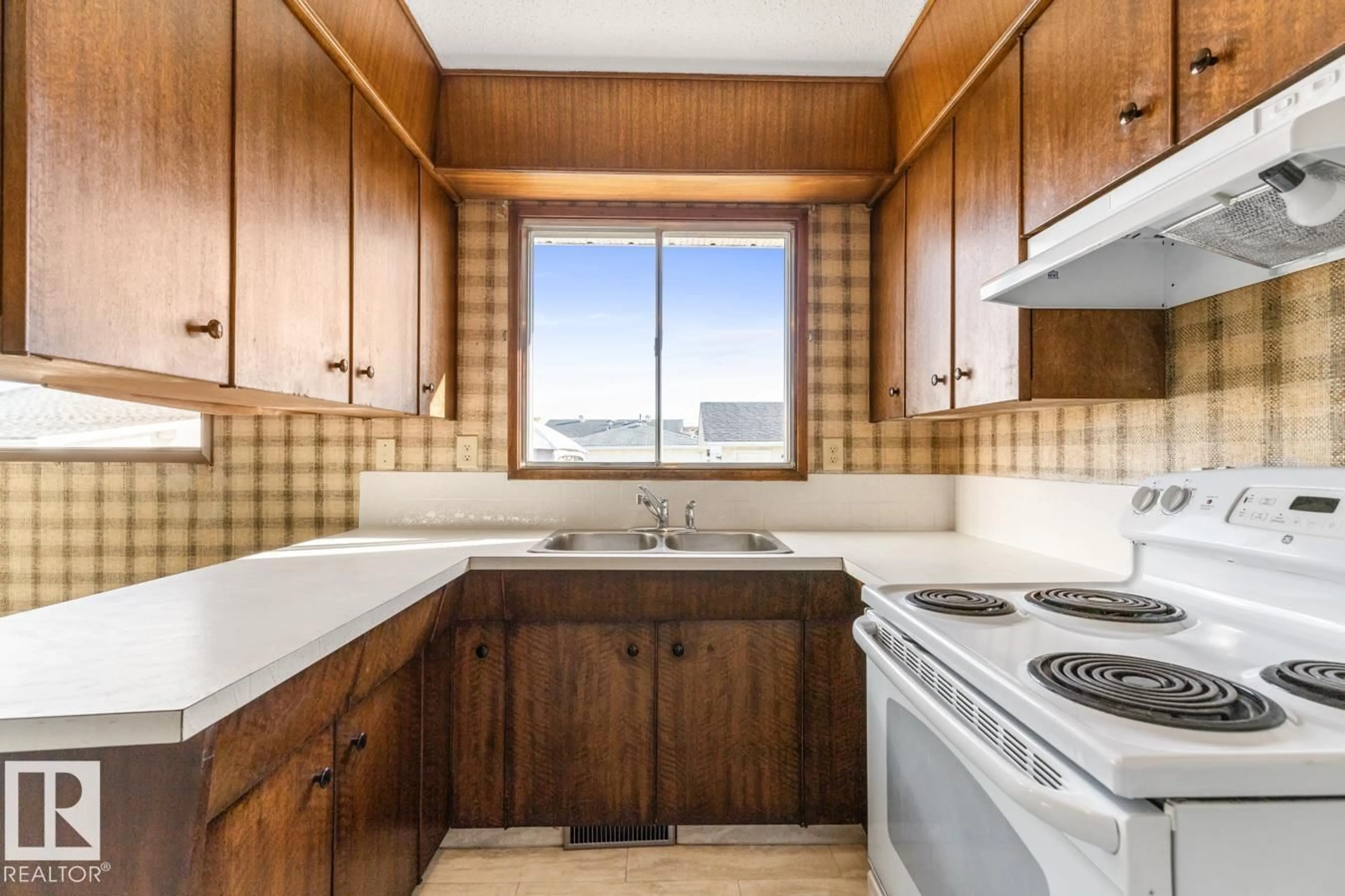 Standard kitchen, ceramic/tile floor for 14223 116 ST, Edmonton Alberta T5X1M9