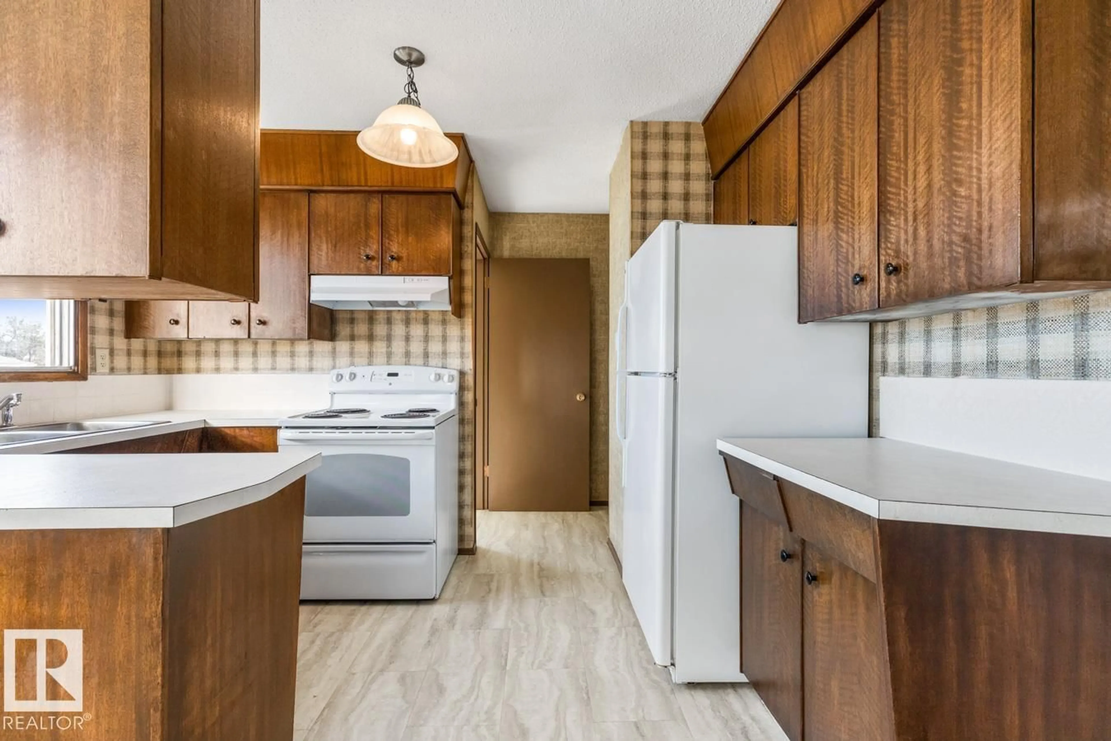 Standard kitchen, unknown for 14223 116 ST, Edmonton Alberta T5X1M9