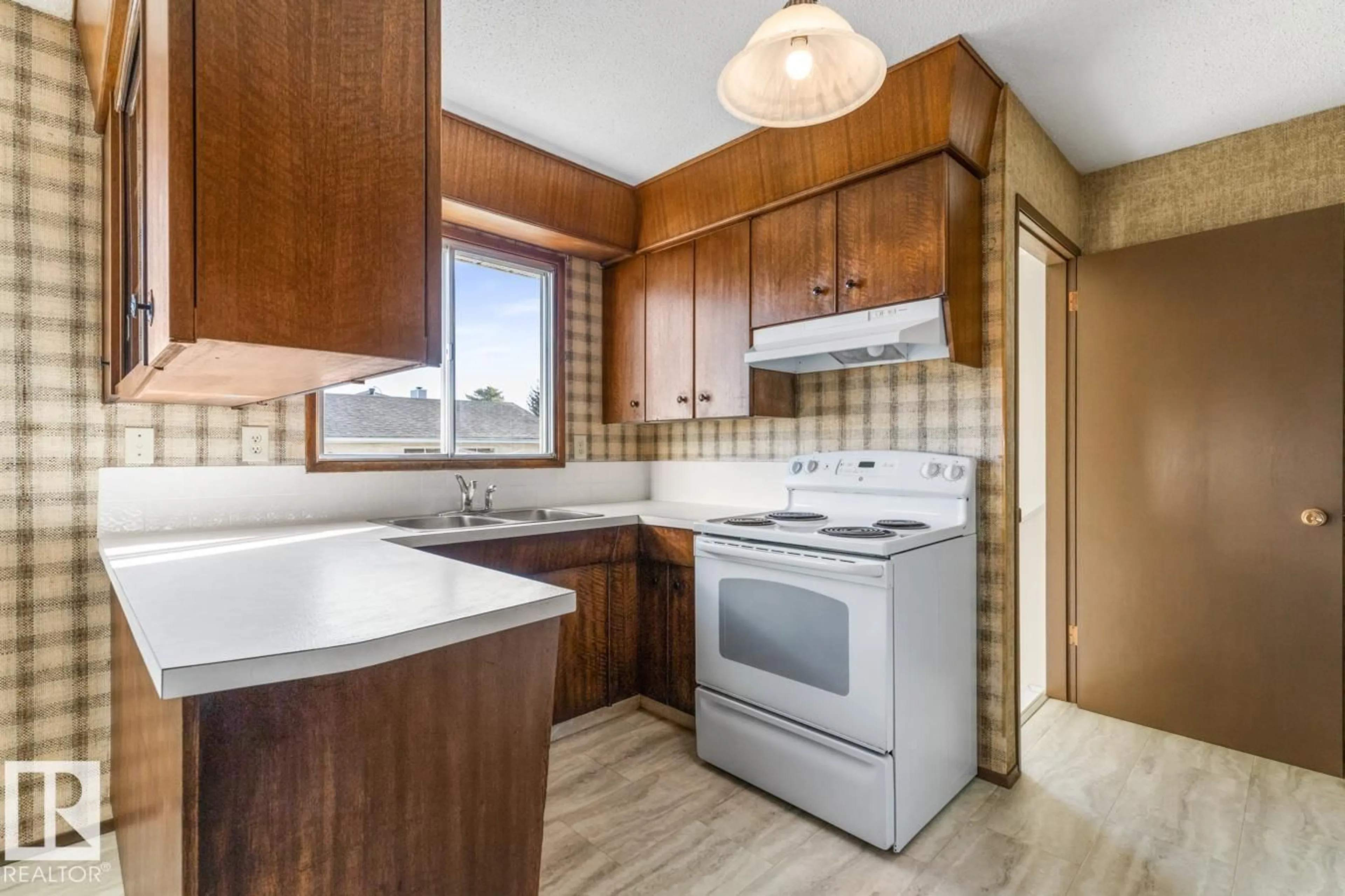 Standard kitchen, unknown for 14223 116 ST, Edmonton Alberta T5X1M9