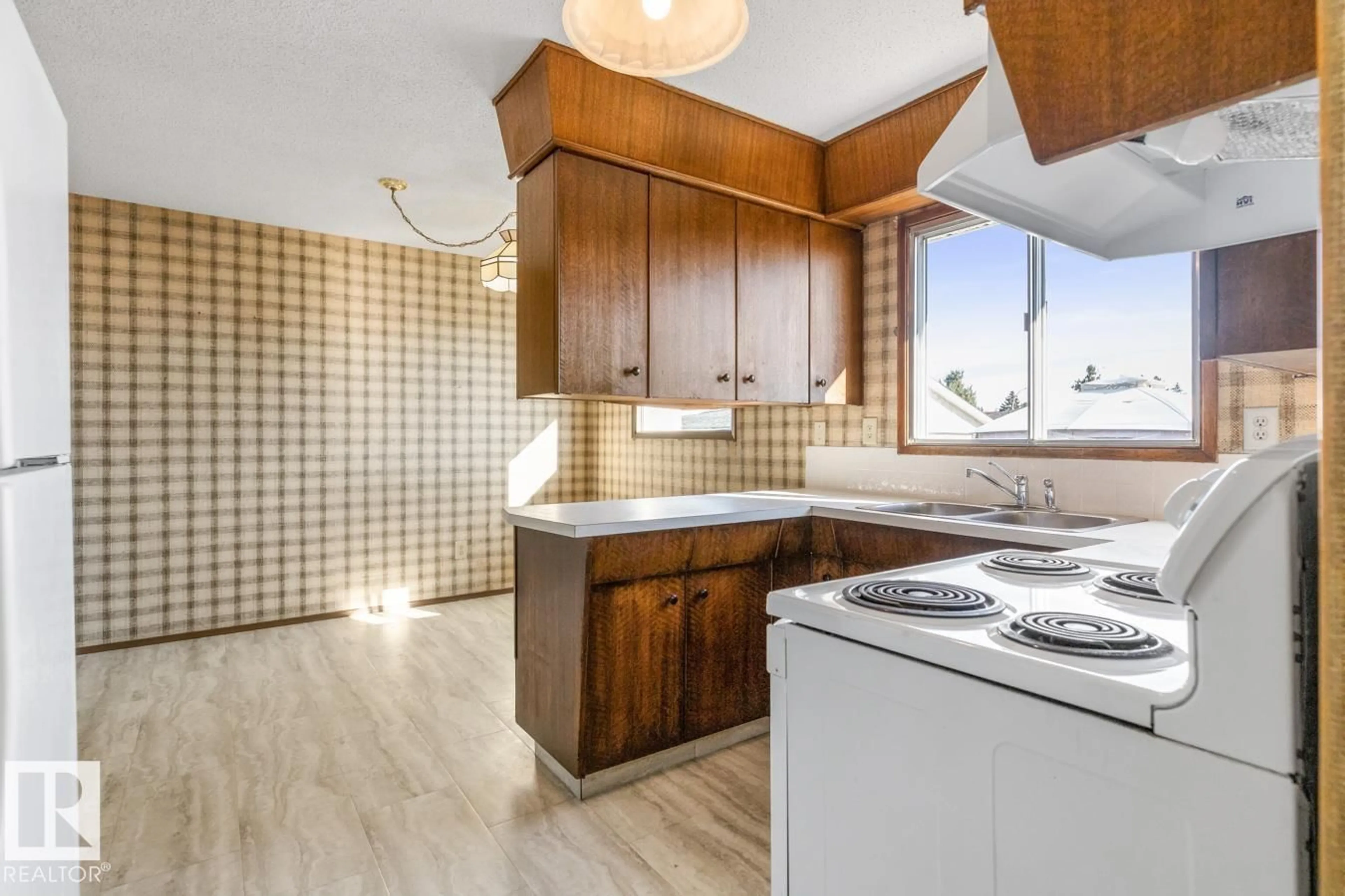 Standard kitchen, unknown for 14223 116 ST, Edmonton Alberta T5X1M9
