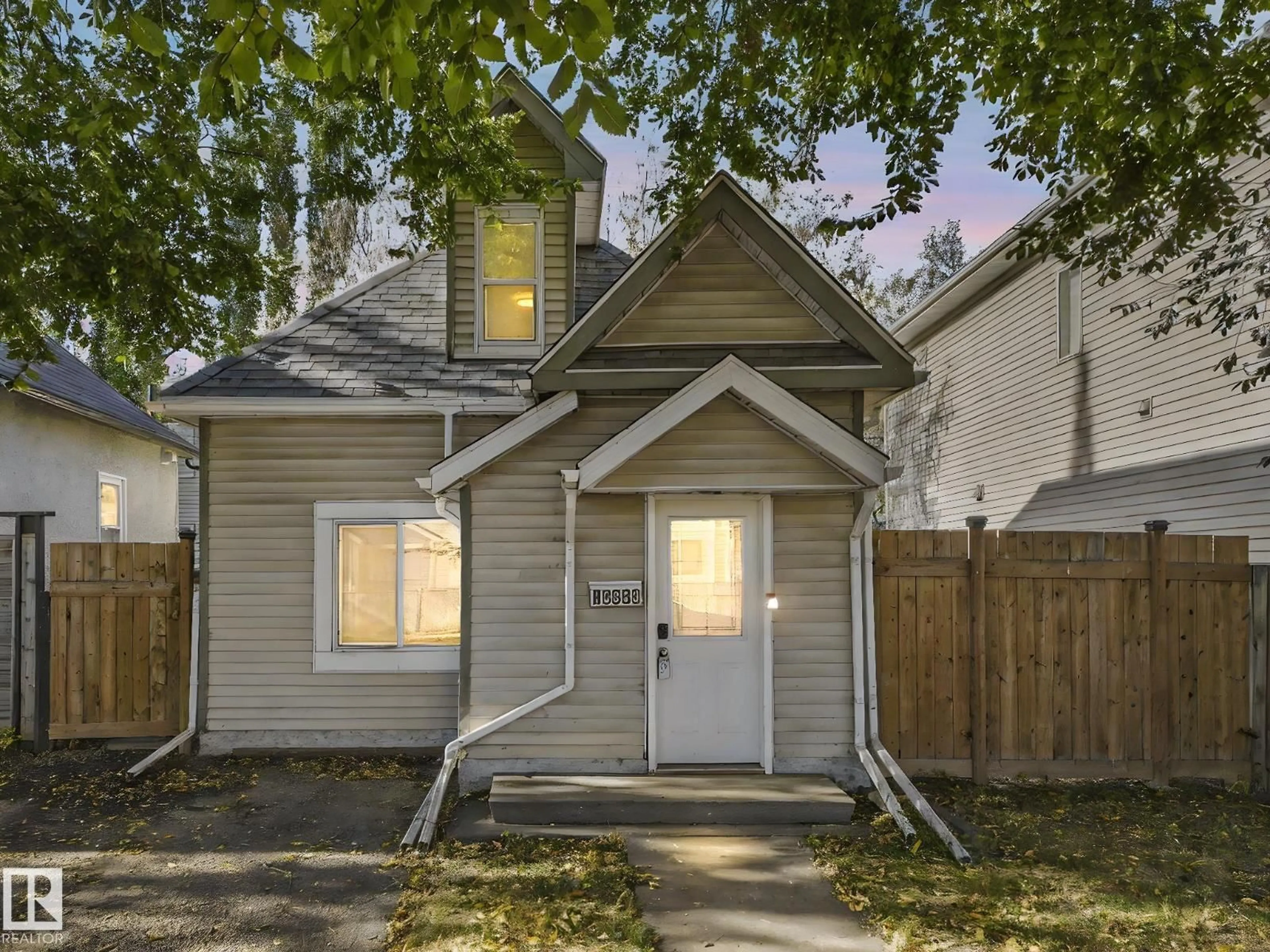 Unknown for NW - 10920 92 ST, Edmonton Alberta T5H1W1