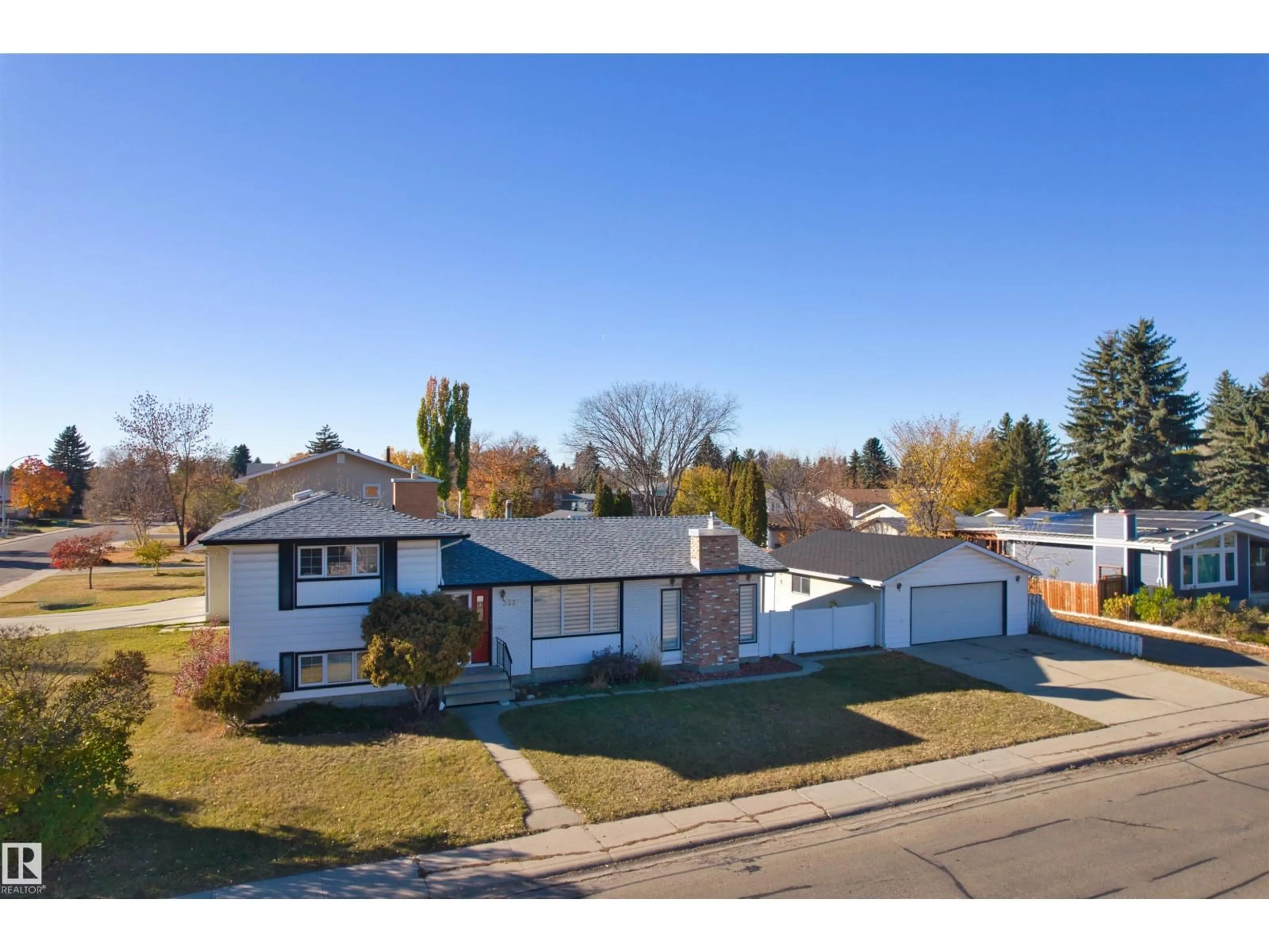 A pic from outside/outdoor area/front of a property/back of a property/a pic from drone, street for 3524 114 ST, Edmonton Alberta T6J1L9