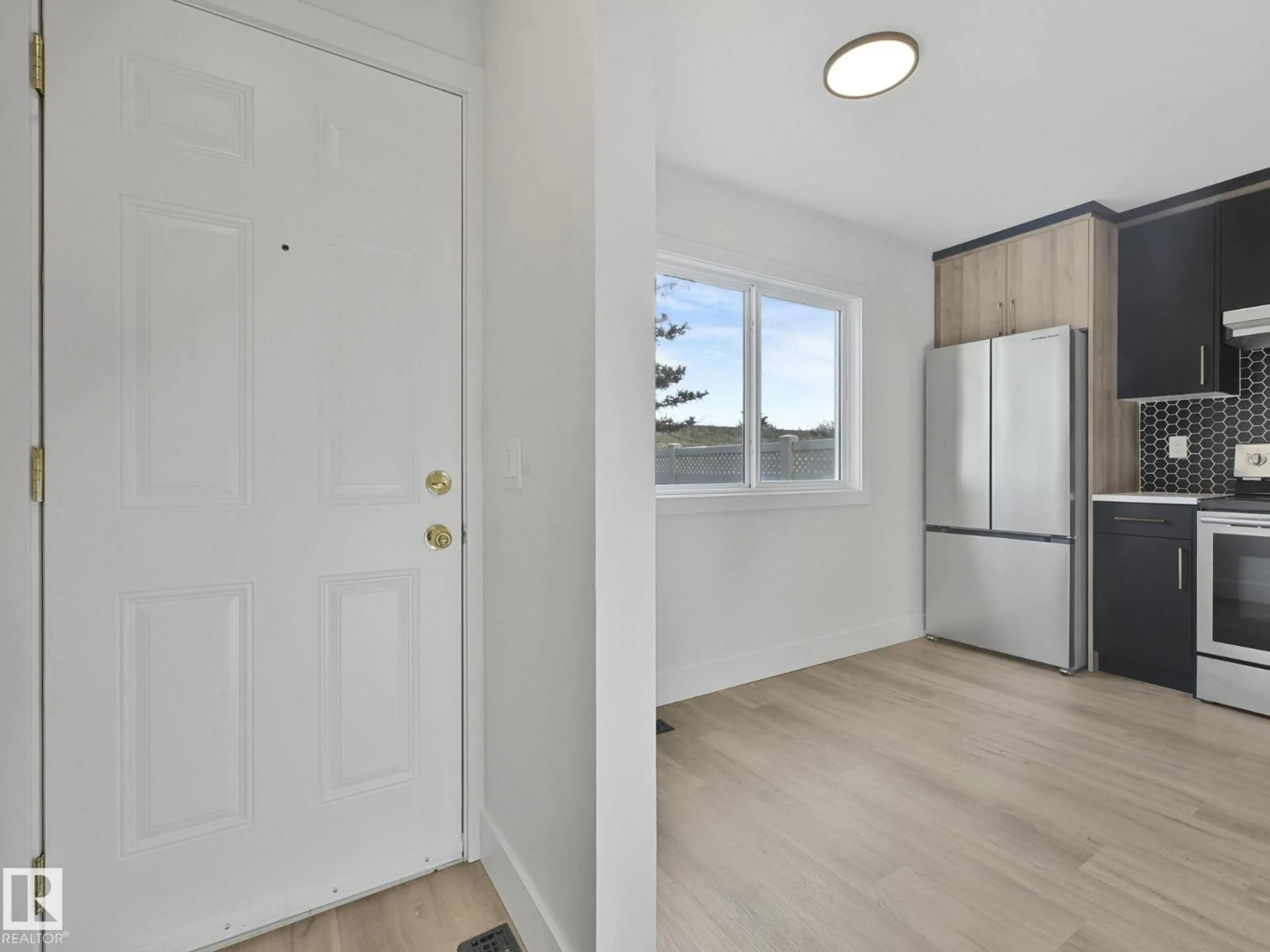 Indoor entryway for #10 - 13833 30 ST, Edmonton Alberta T5Y2B2