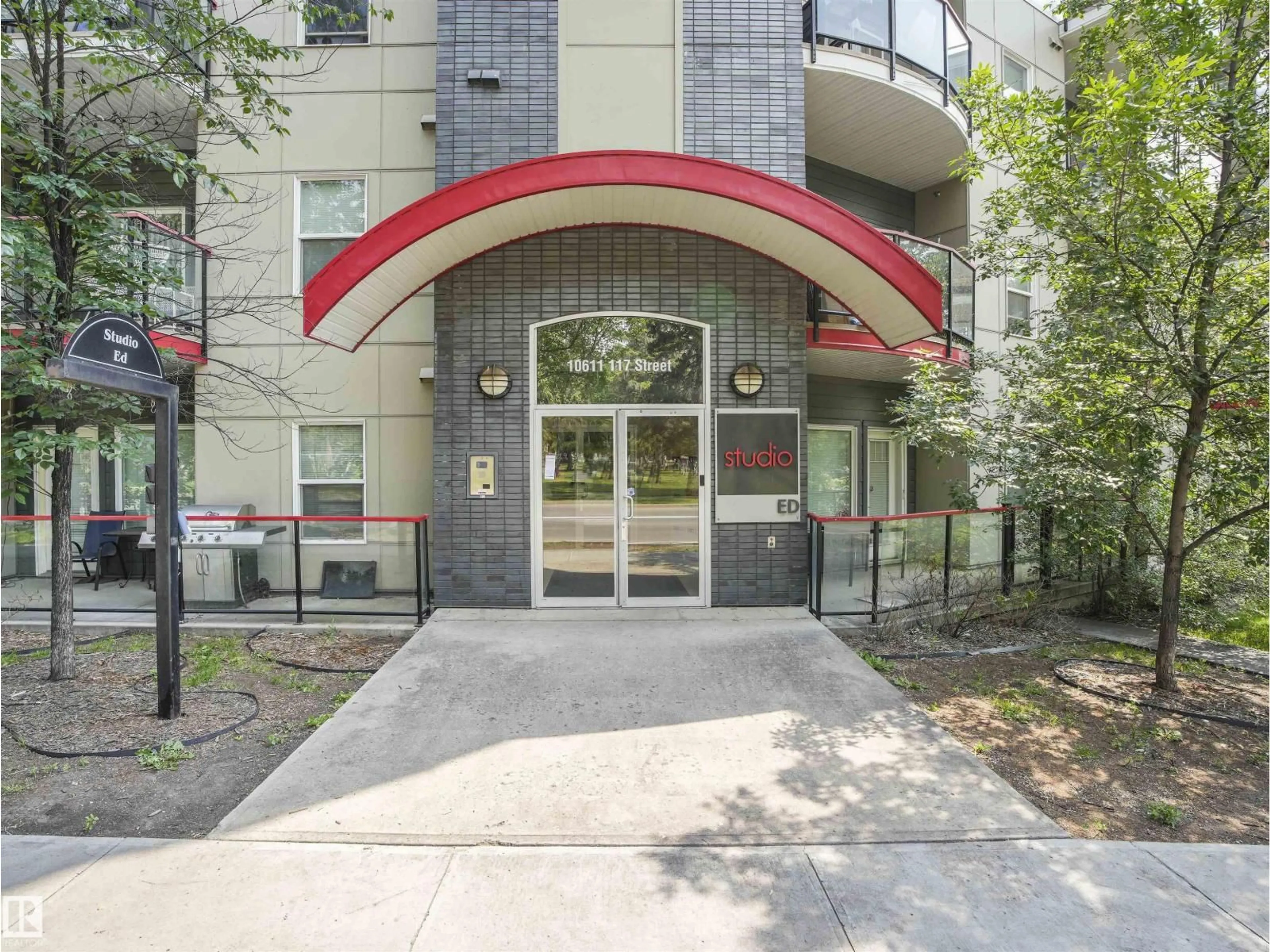 Indoor foyer for #302 - 10611 117 ST, Edmonton Alberta T5H0G6