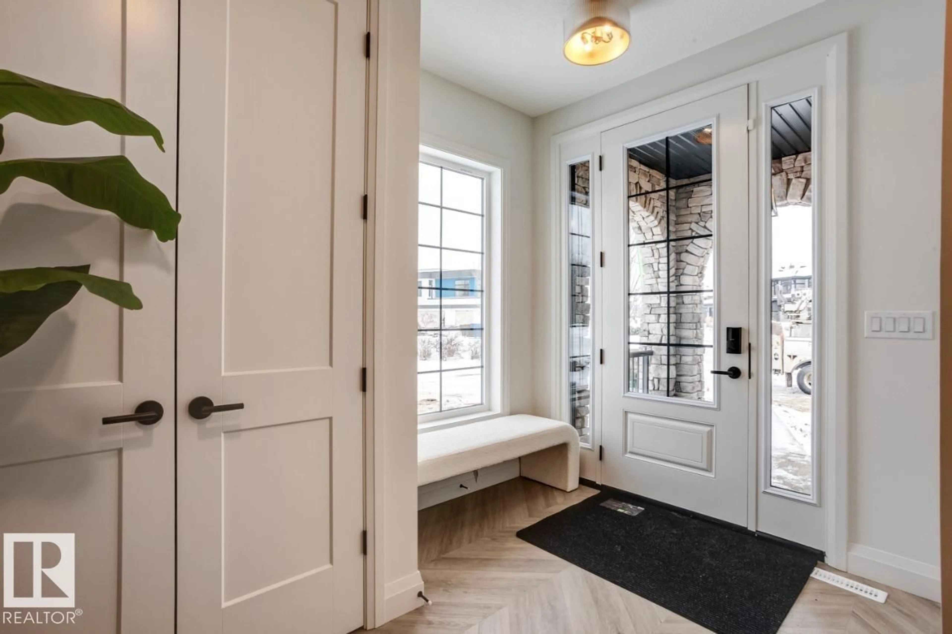Indoor entryway for 191 HAYS RIDGE BV, Edmonton Alberta T6W4G6