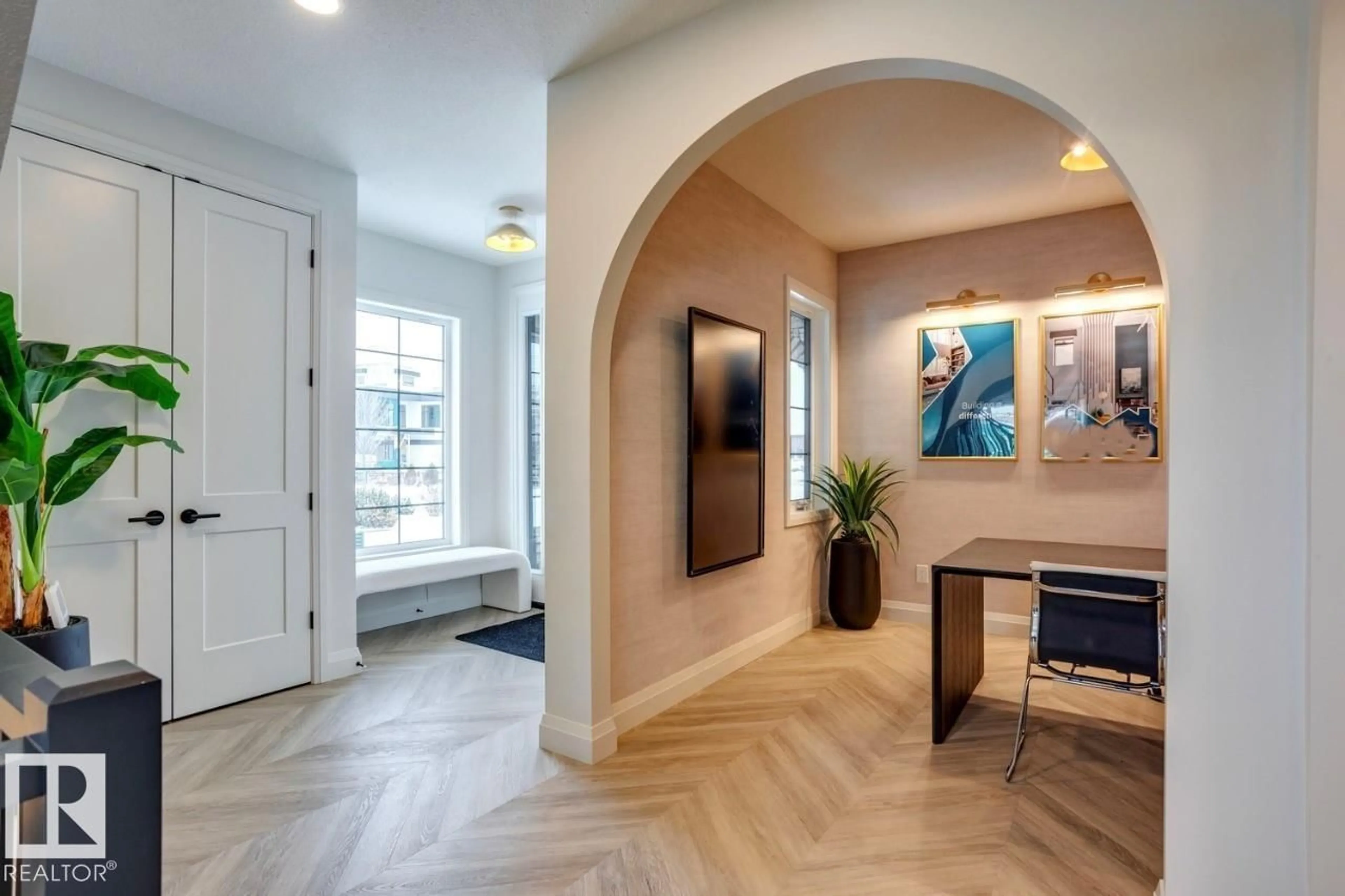 Indoor entryway for 191 HAYS RIDGE BV, Edmonton Alberta T6W4G6