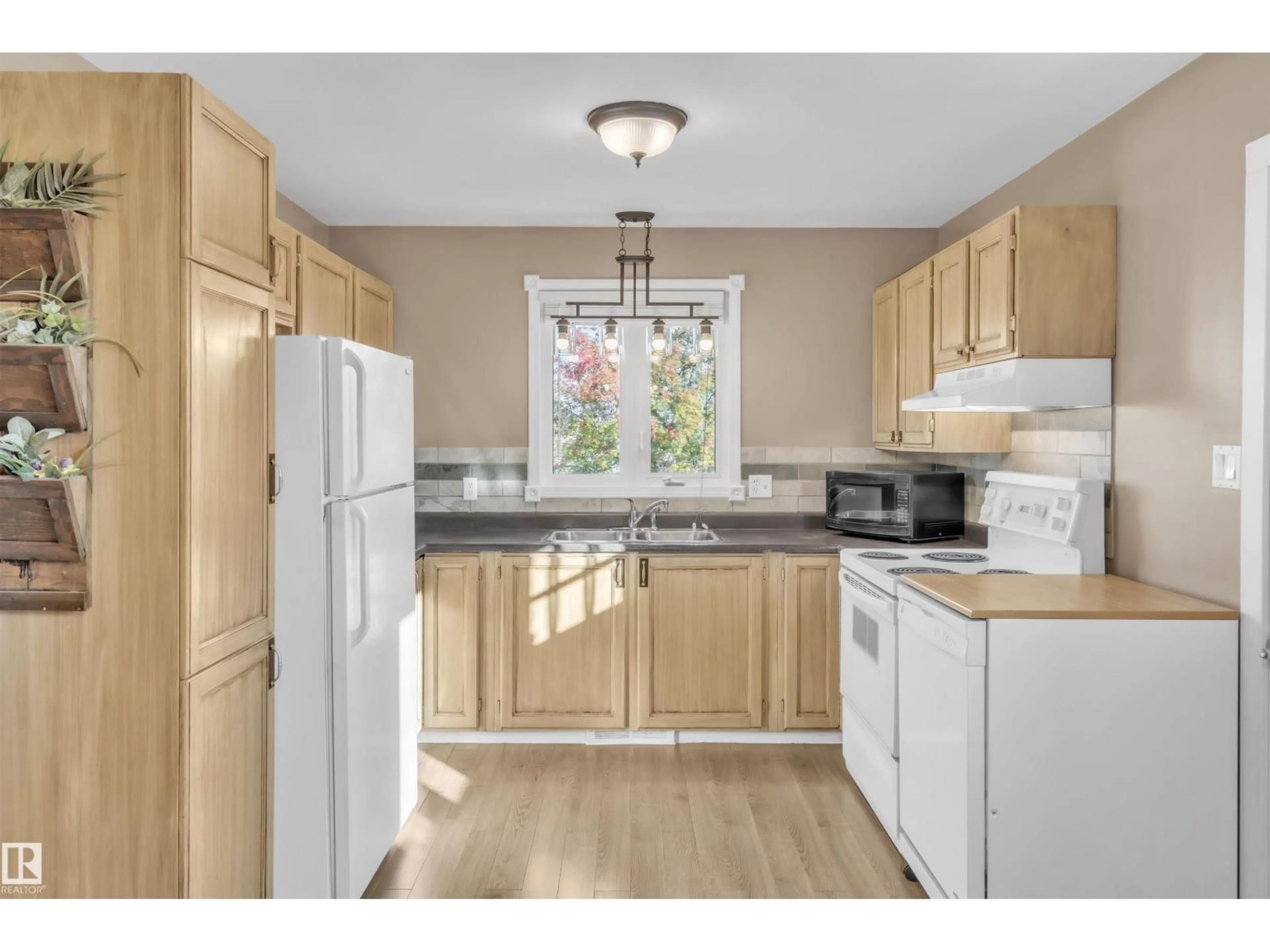 Standard kitchen, unknown for 1818 FOREST DR, Cold Lake Alberta T9M1L9