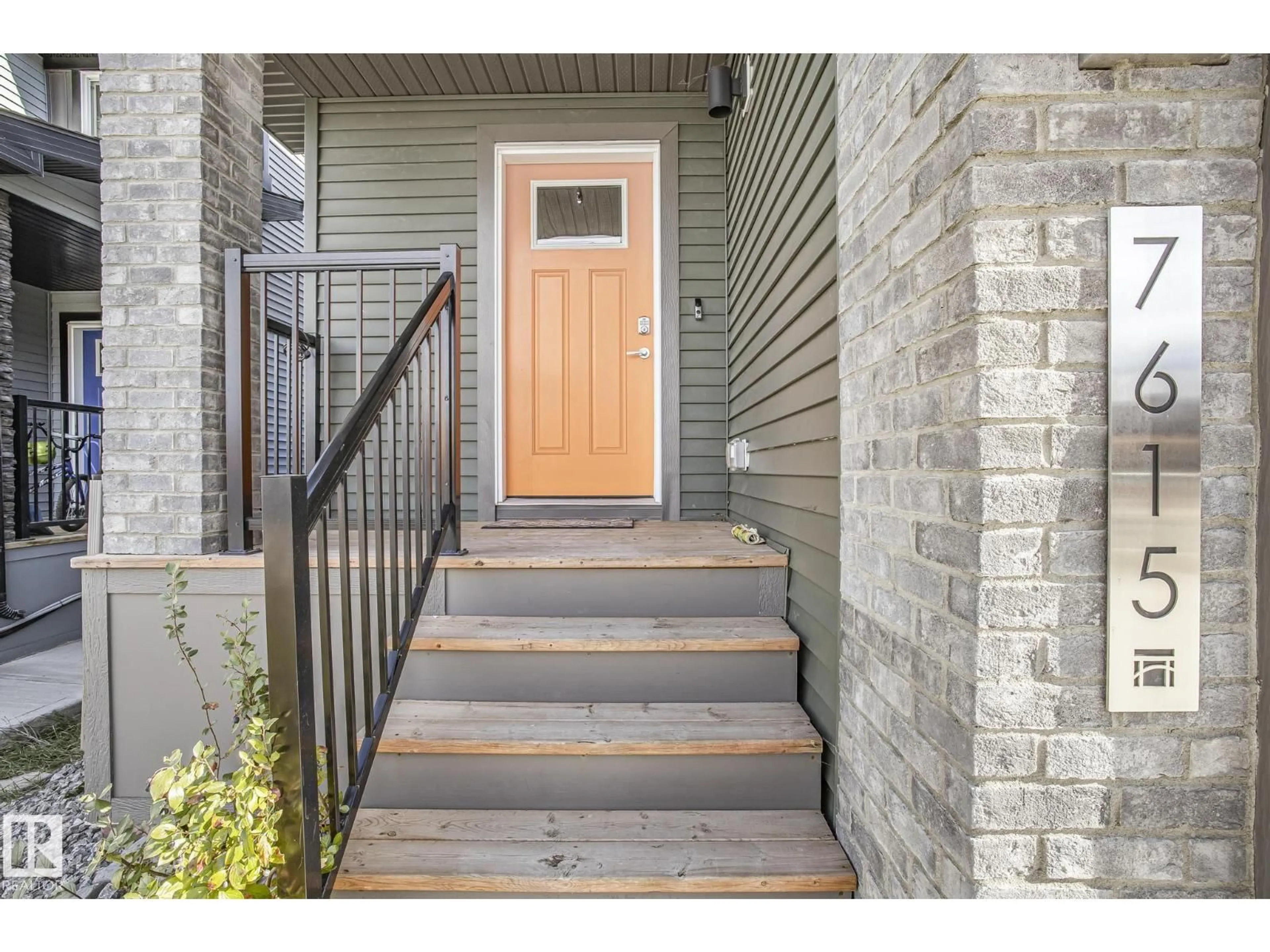 Indoor entryway for SW - 7615 KORULUK PL, Edmonton Alberta T6W4R7