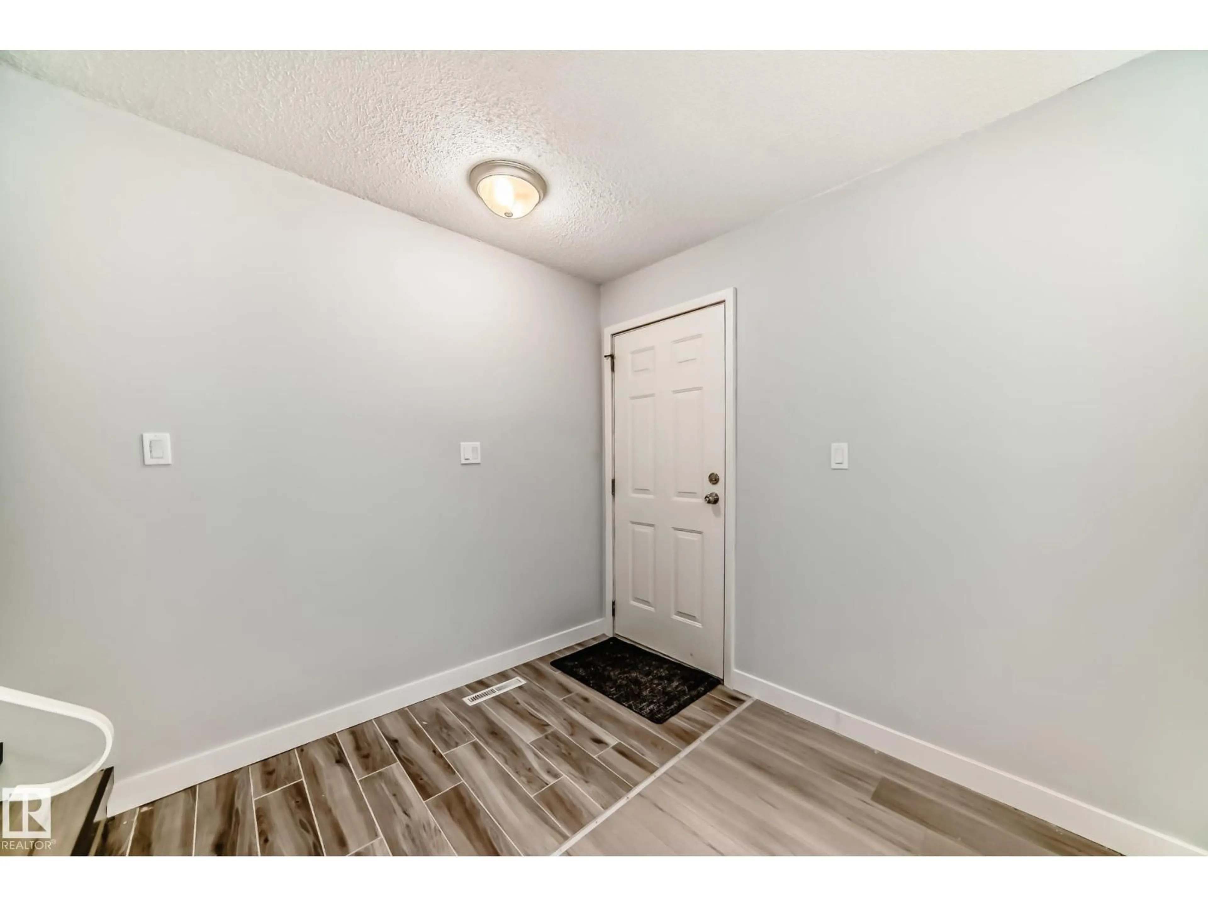 Indoor entryway for NW - 11811 44 ST, Edmonton Alberta T5W2S4