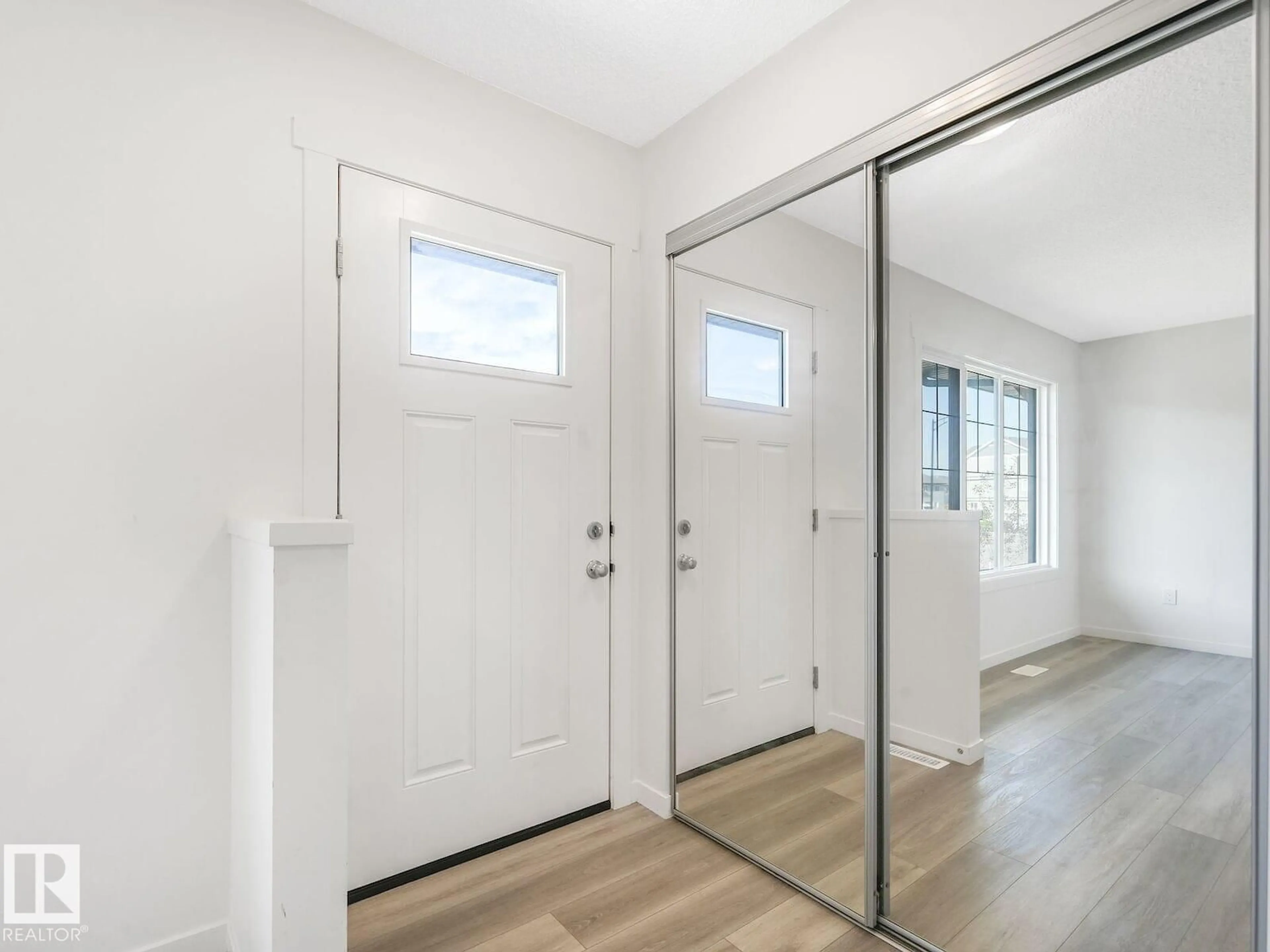 Indoor entryway for 1173 ASTER BV, Edmonton Alberta T6T2S3