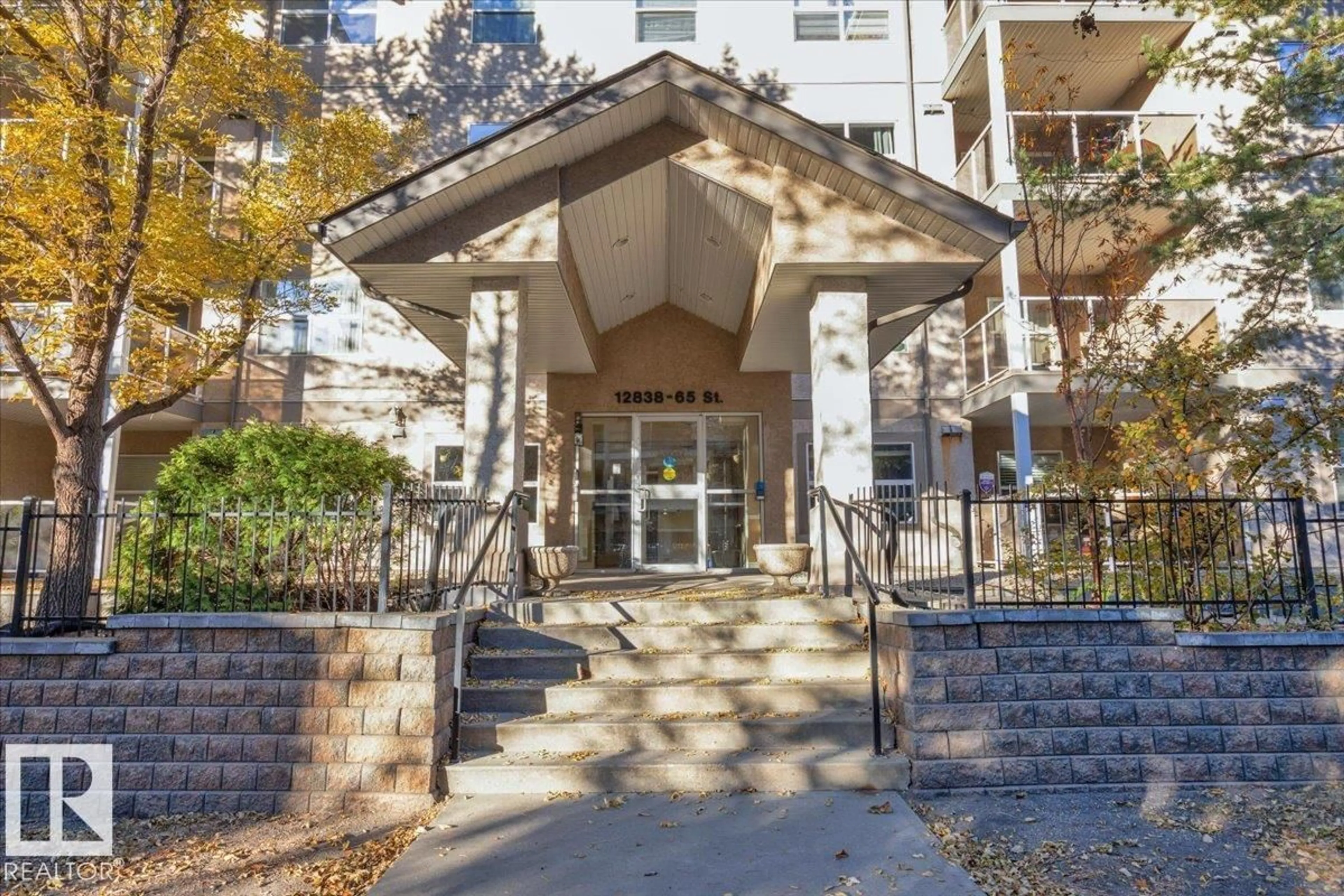 Indoor foyer for 316 12838 65 ST NW, Edmonton Alberta T5A5H3