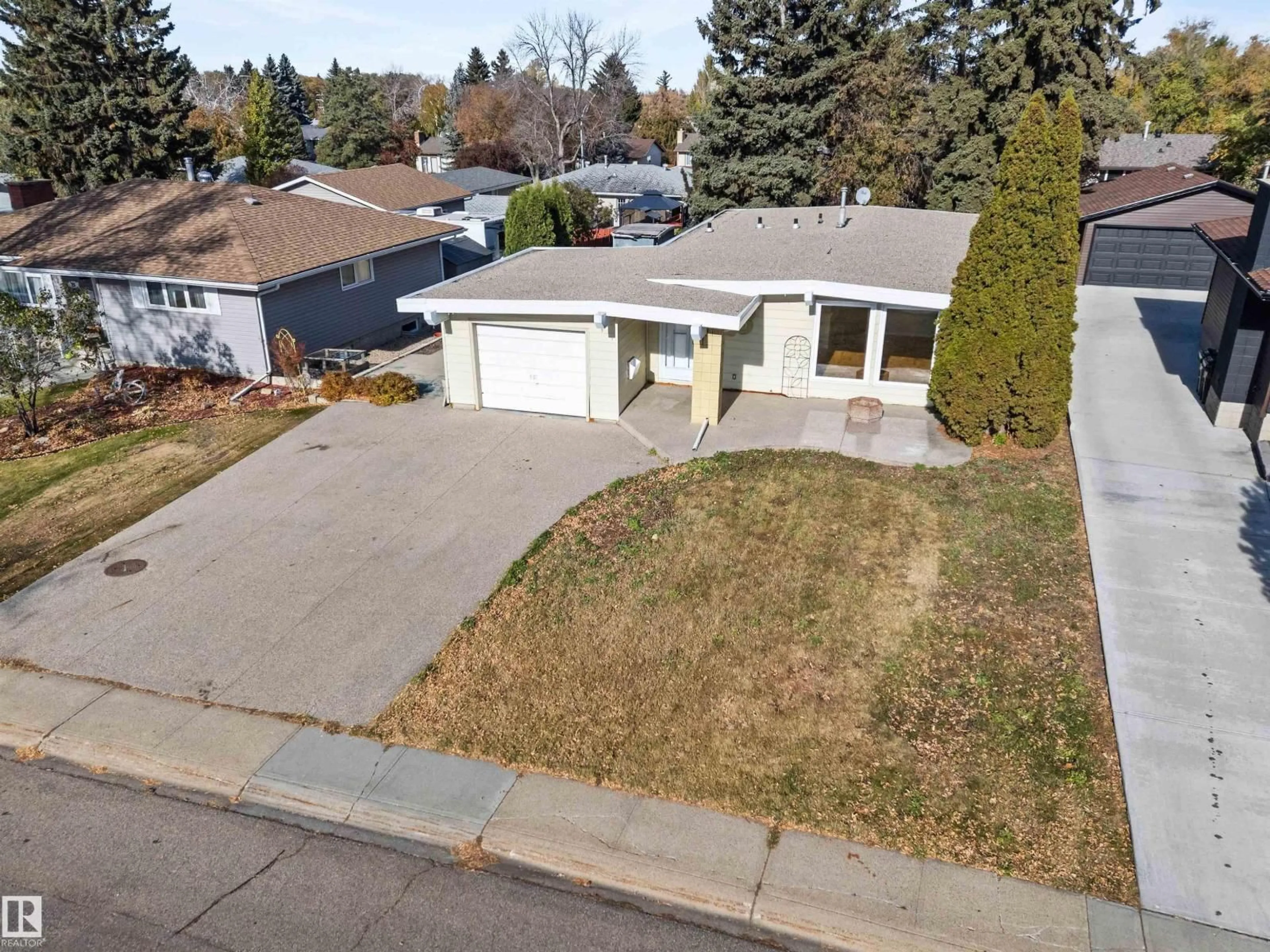 A pic from outside/outdoor area/front of a property/back of a property/a pic from drone, street for 23 GILLINGHAM CR, Sherwood Park Alberta T8A2X5