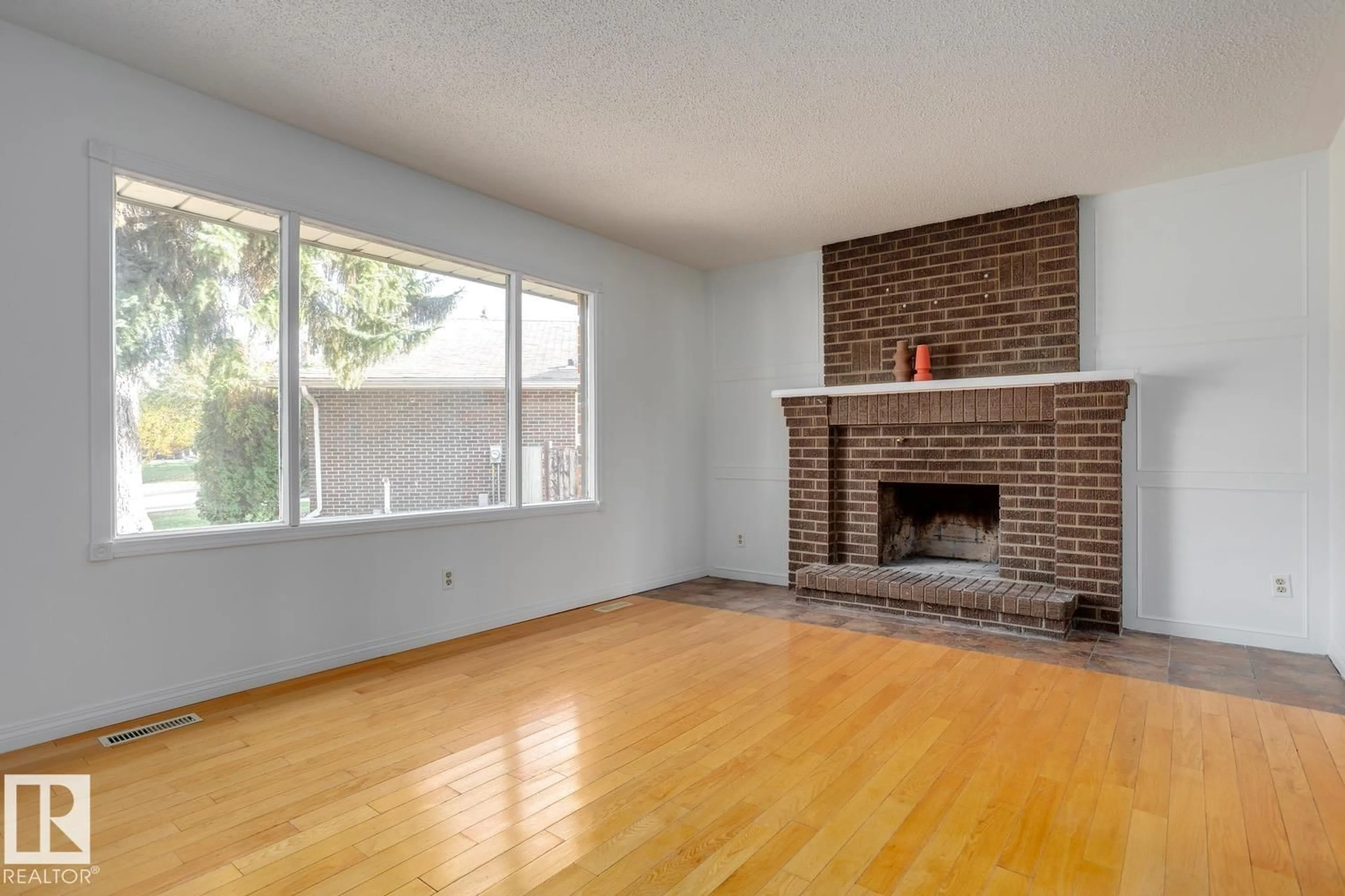 Living room with furniture, wood/laminate floor for 46 UMBACH RD, Stony Plain Alberta T7Z1G1