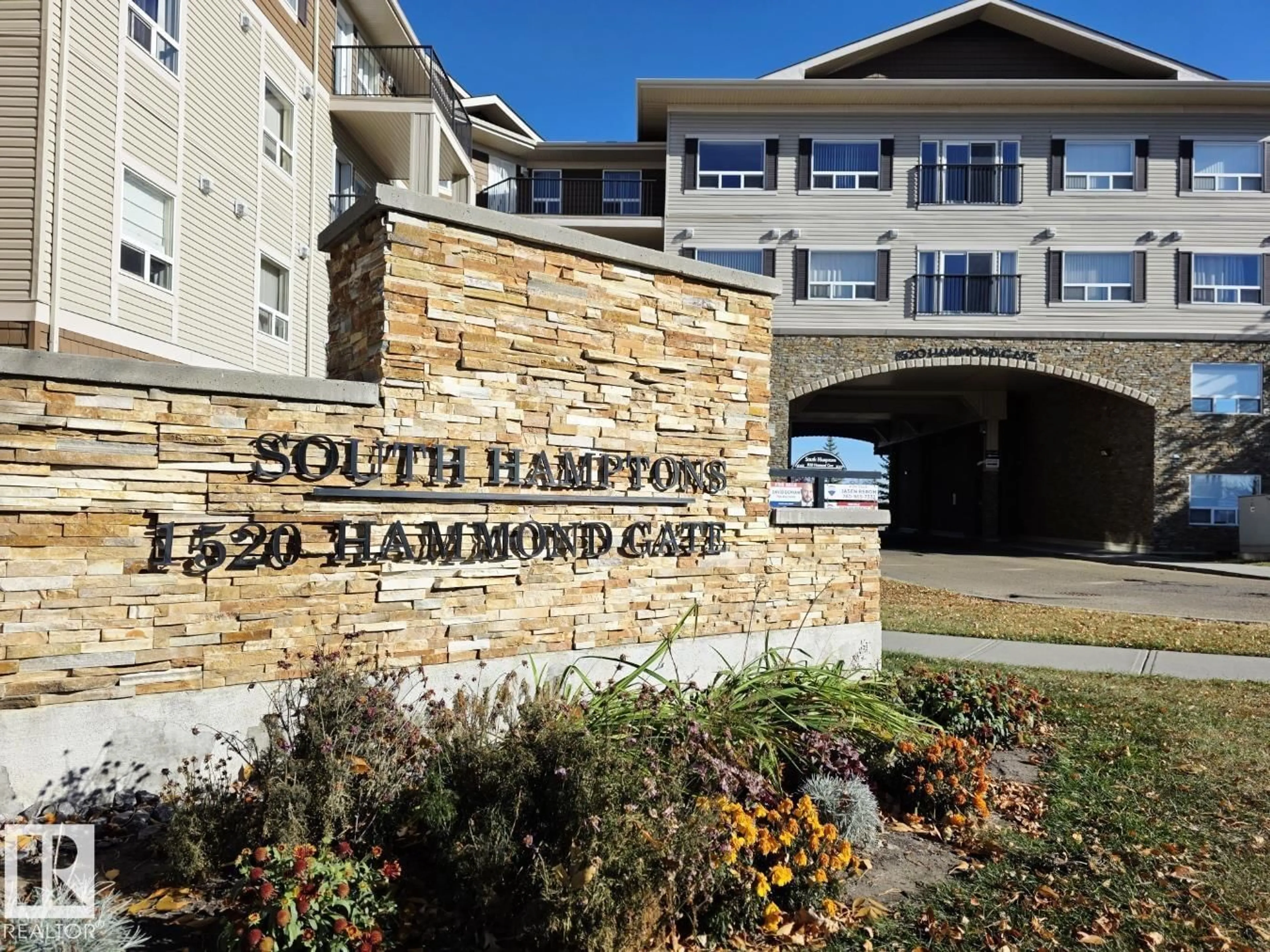Indoor foyer for 1520 - 340 HAMMOND GATE, Edmonton Alberta T6M0J4