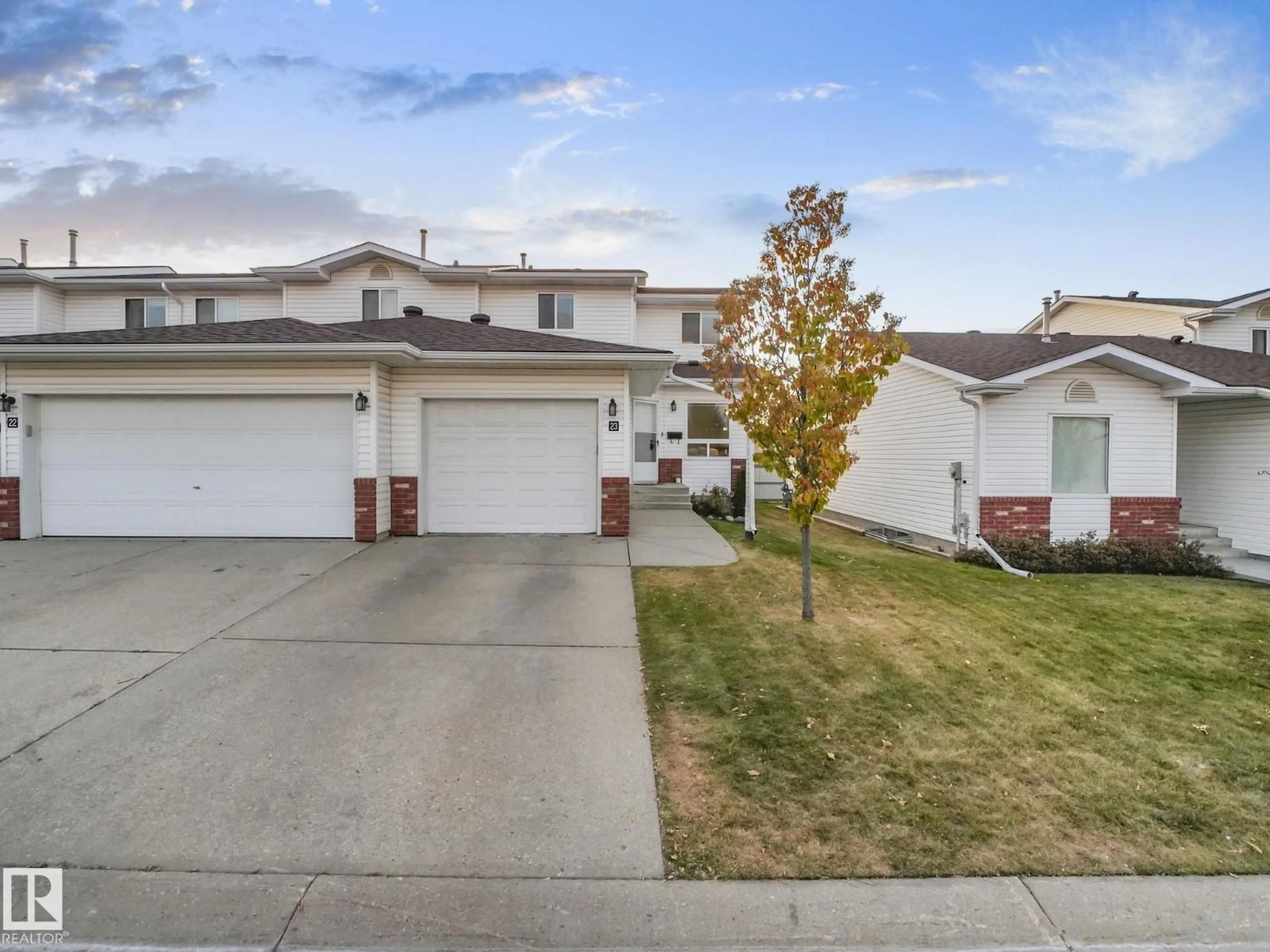 A pic from outside/outdoor area/front of a property/back of a property/a pic from drone, street for 15 - 23 RITCHIE WAY, Sherwood Park Alberta T8A5T3