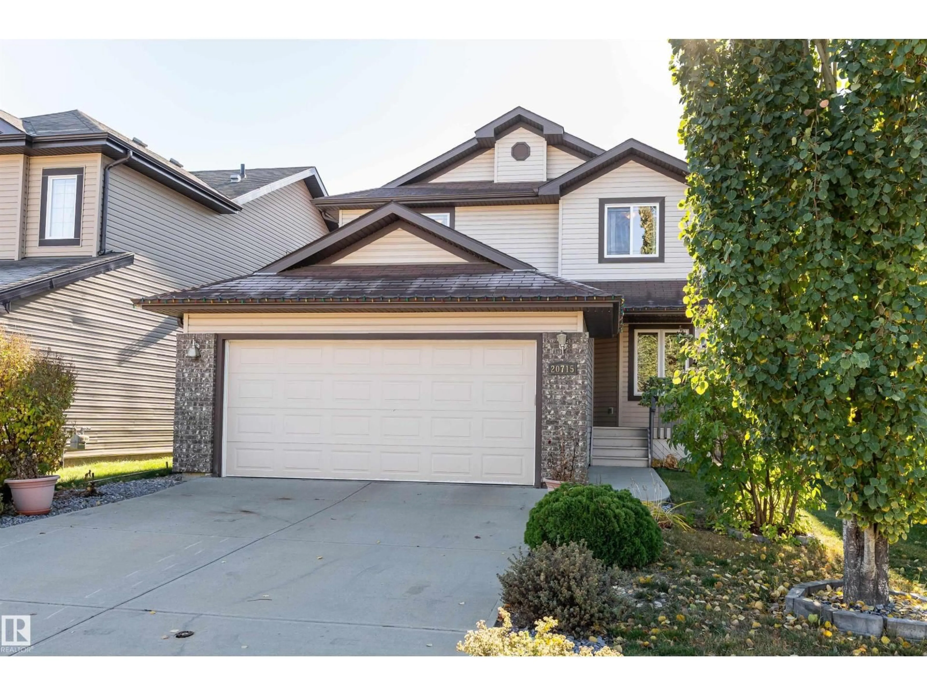 Home with vinyl exterior material, street for 20715 94 AV, Edmonton Alberta T5T4B8