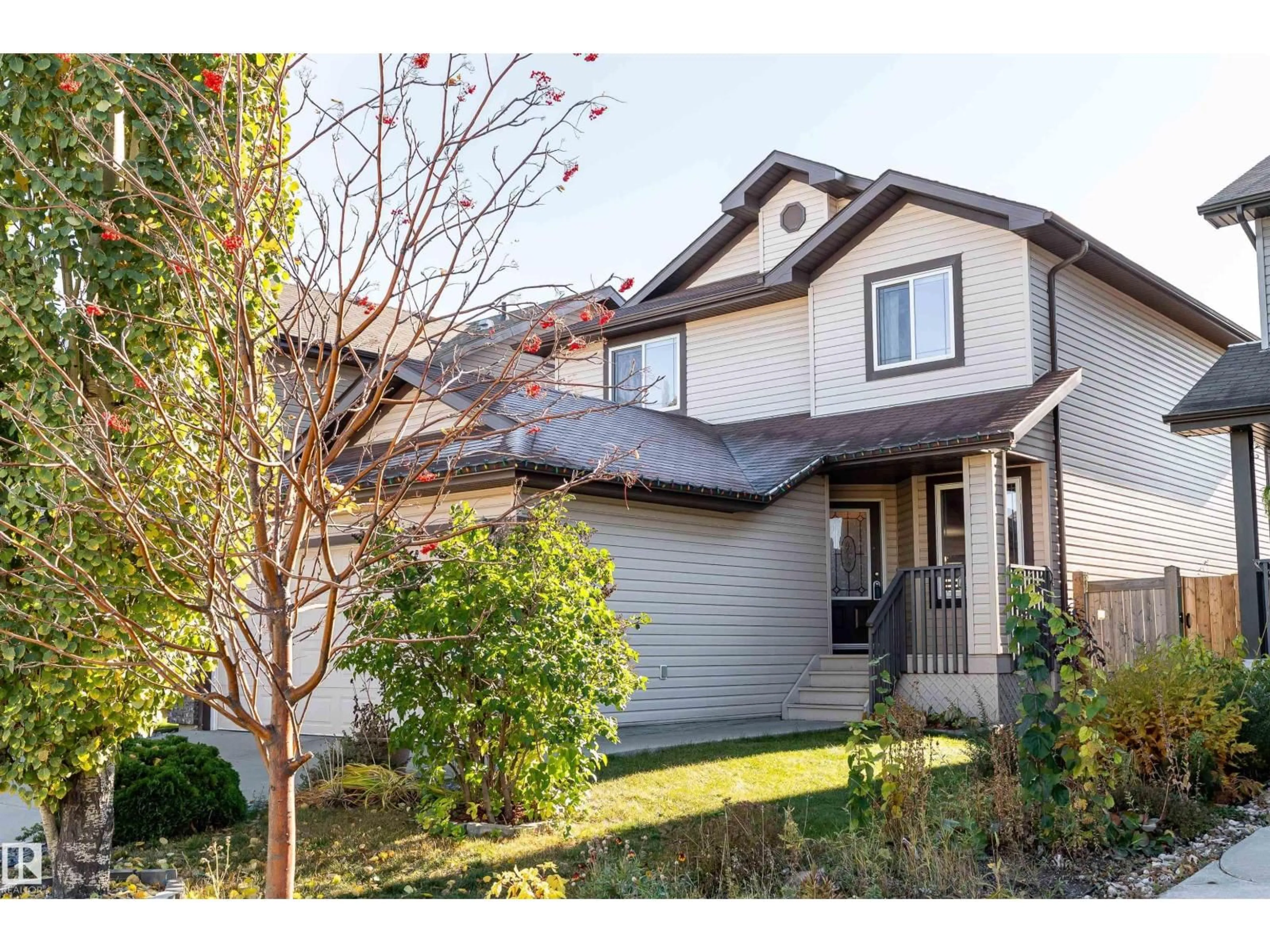 Home with vinyl exterior material, street for 20715 94 AV, Edmonton Alberta T5T4B8