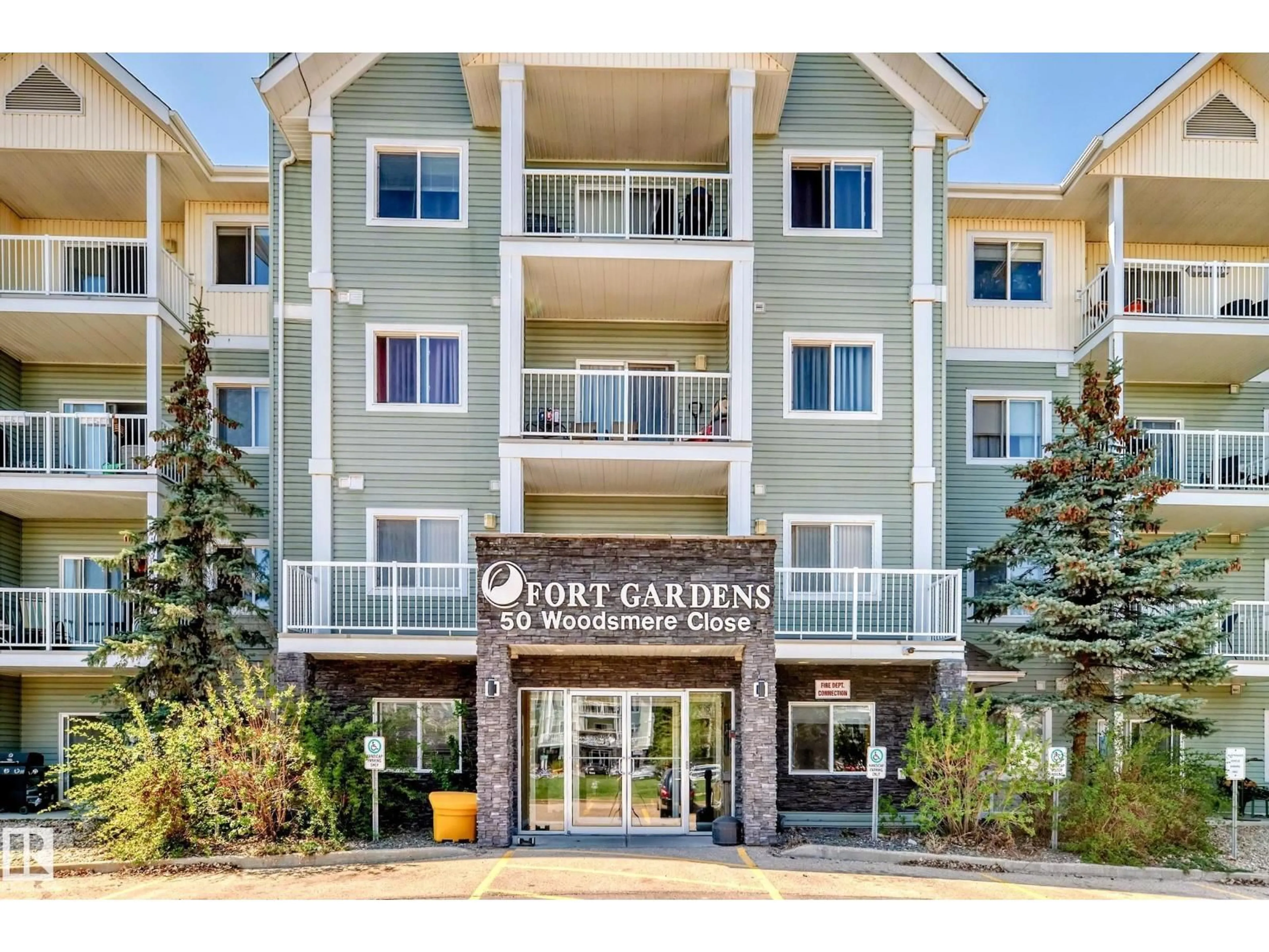 Indoor foyer for 337 WOODSMERE CL, Fort Saskatchewan Alberta T8L4N9