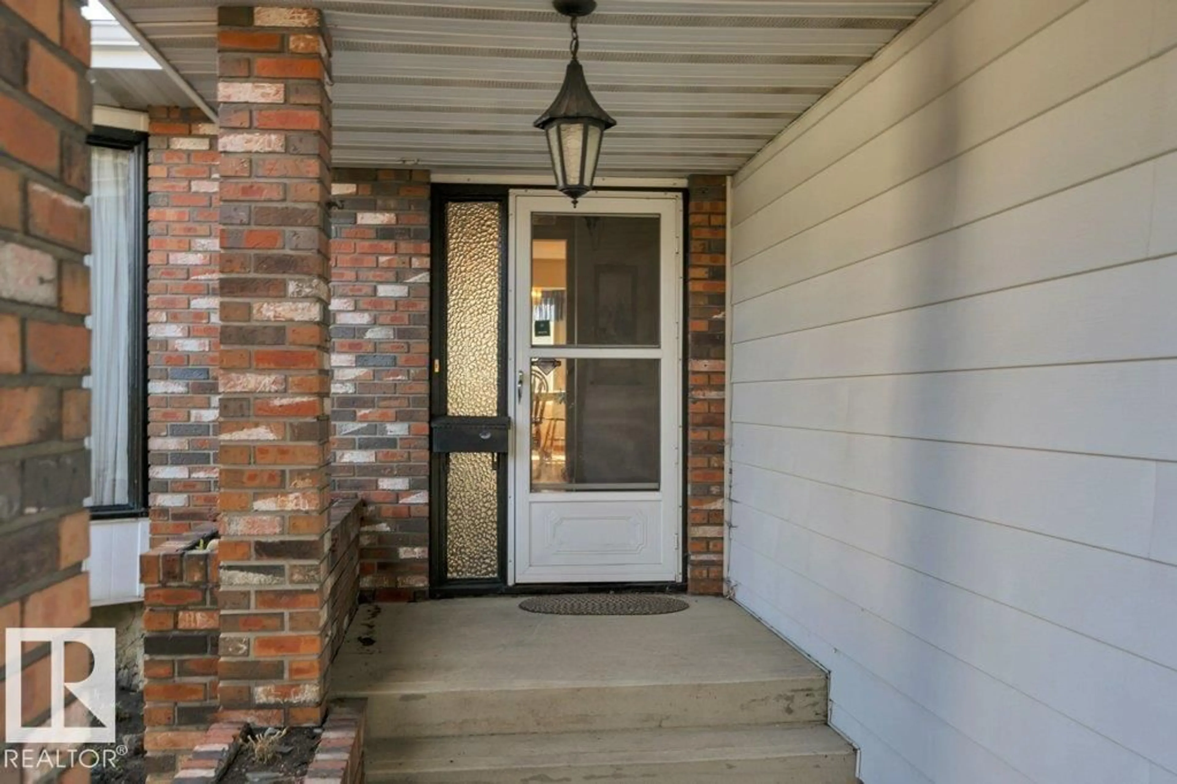 Indoor entryway for 1117 77 ST, Edmonton Alberta T6K3G4
