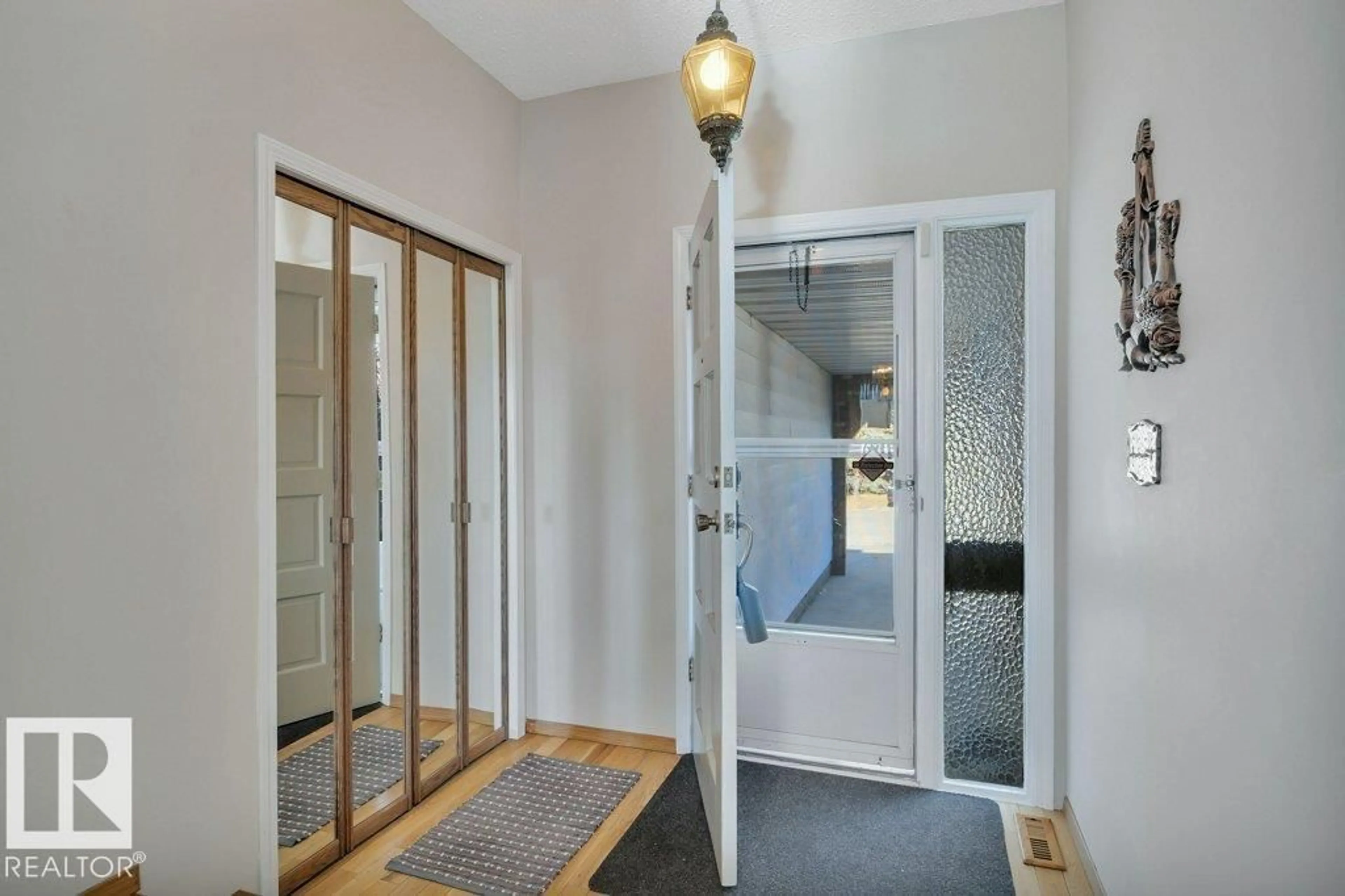Indoor entryway for 1117 77 ST, Edmonton Alberta T6K3G4