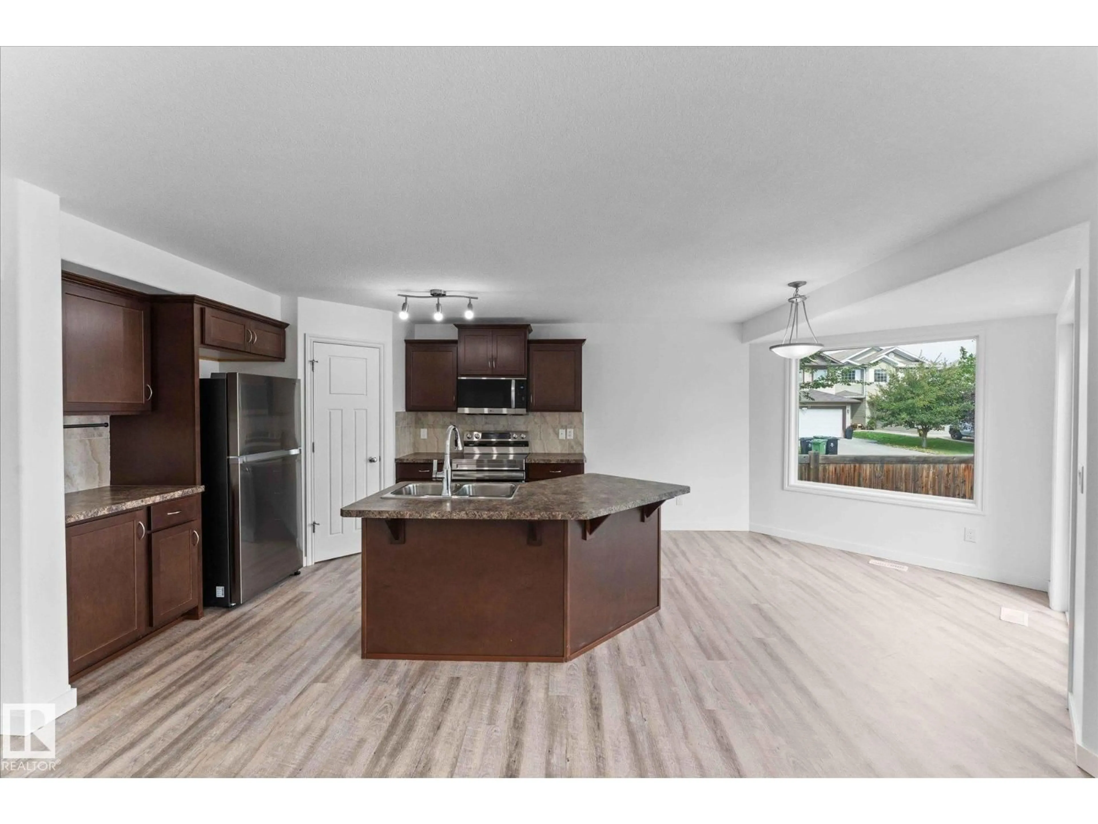 Open concept kitchen, unknown for 1 RIDGELAND WY, Fort Saskatchewan Alberta T8L0E7